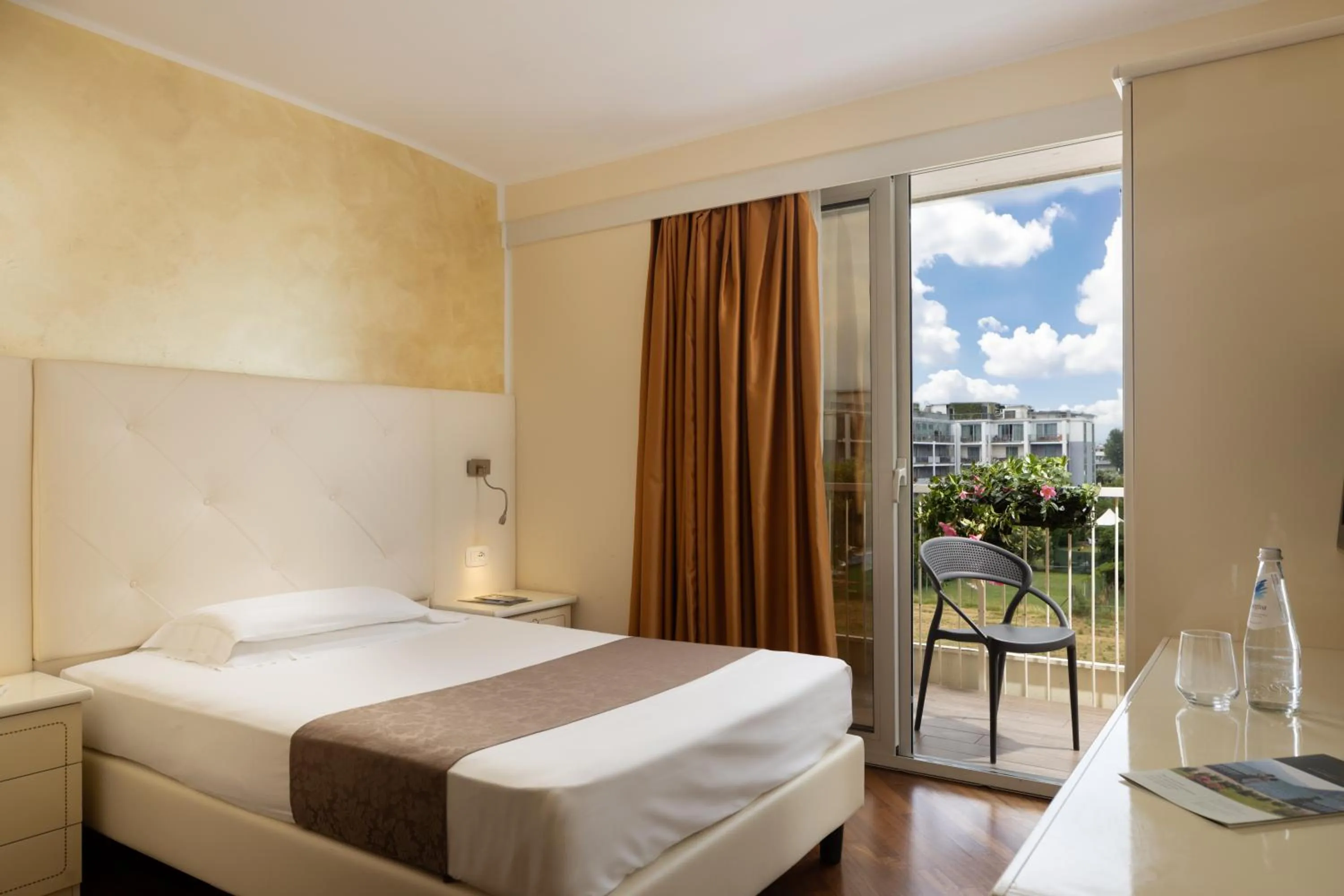 Bedroom, Bed in Hotel Savoy Palace - Tonelli Hotels