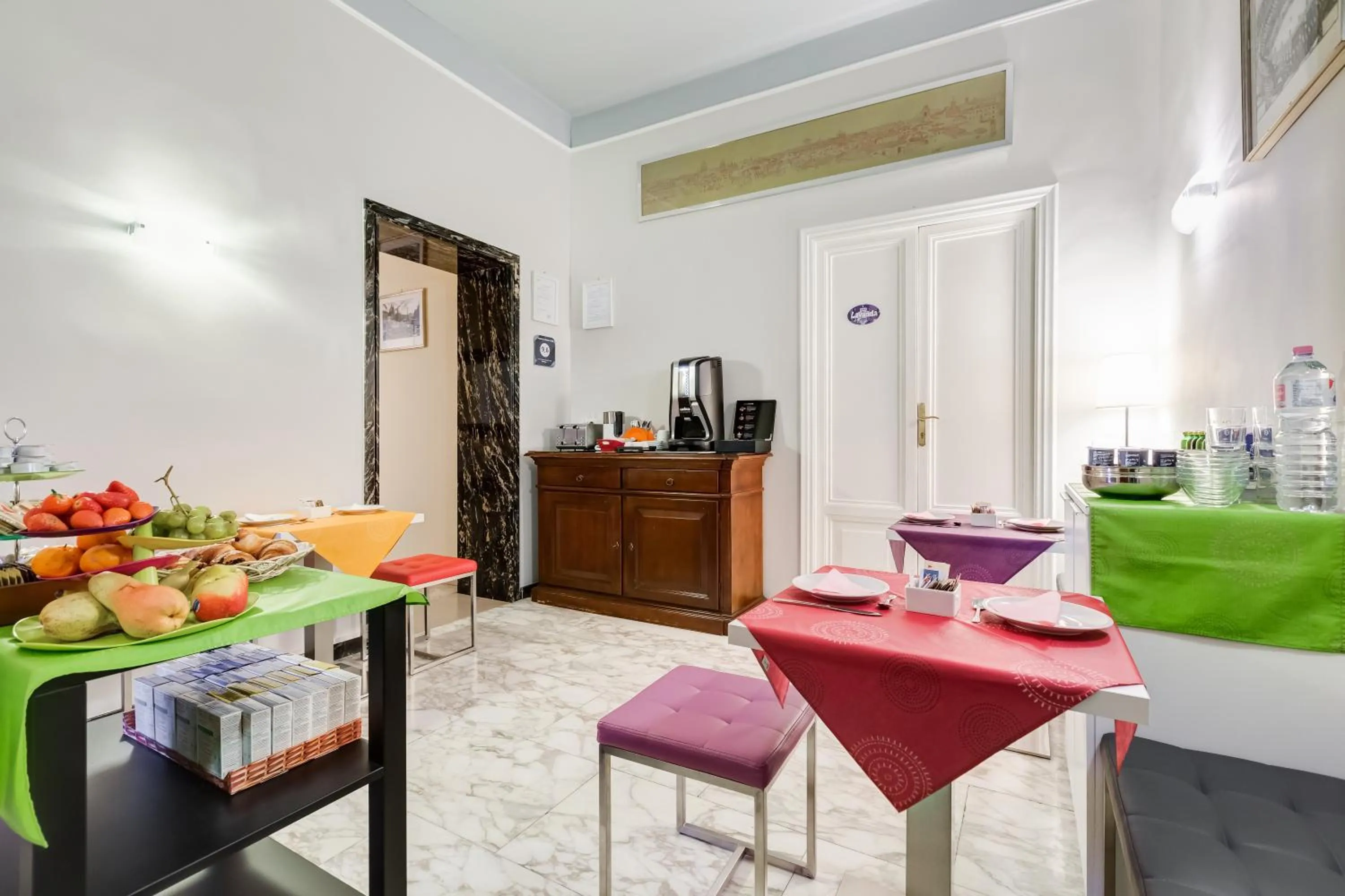 Communal lounge/ TV room in 2 Passi Al Colosseo B&B