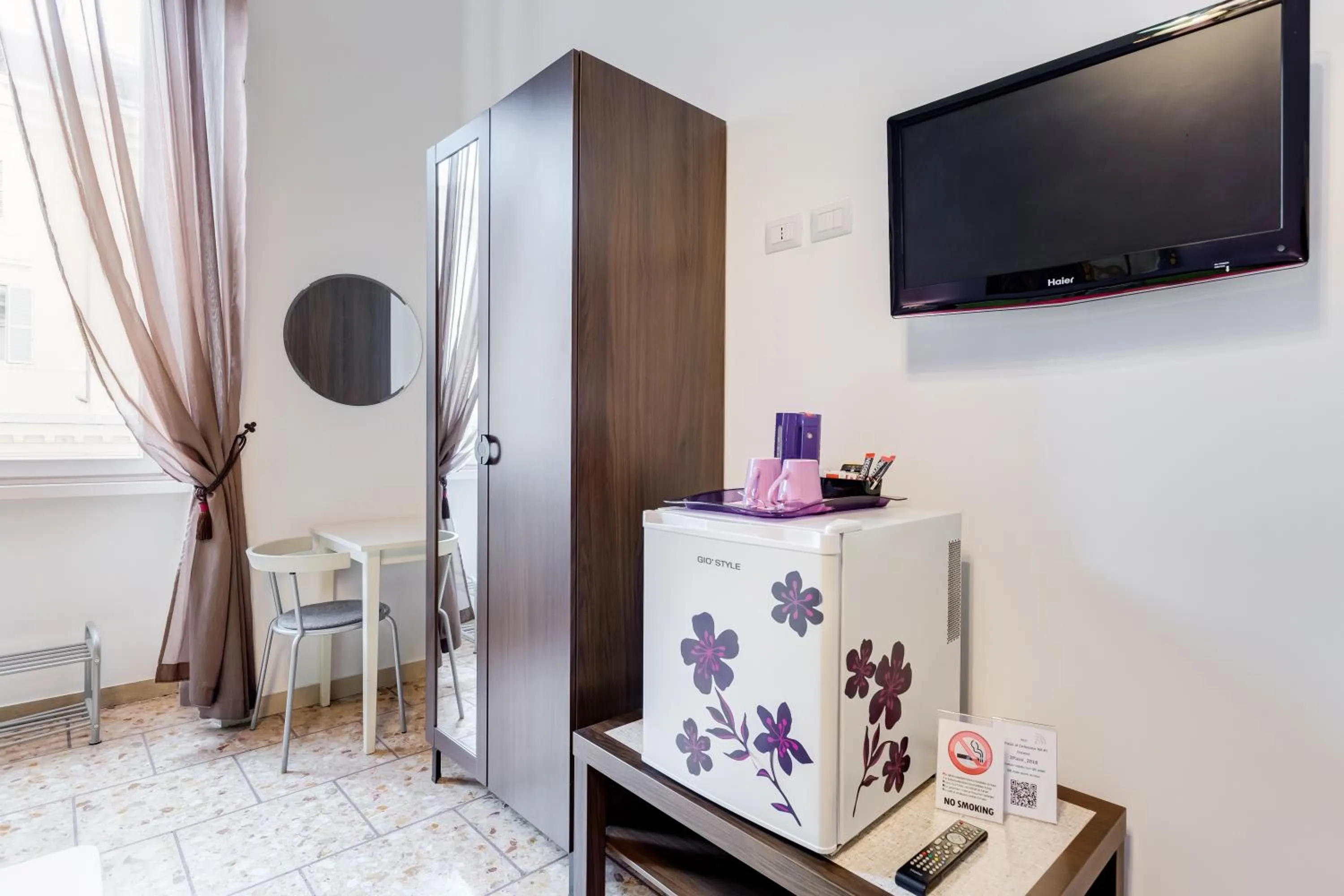 TV and multimedia in 2 Passi Al Colosseo B&B