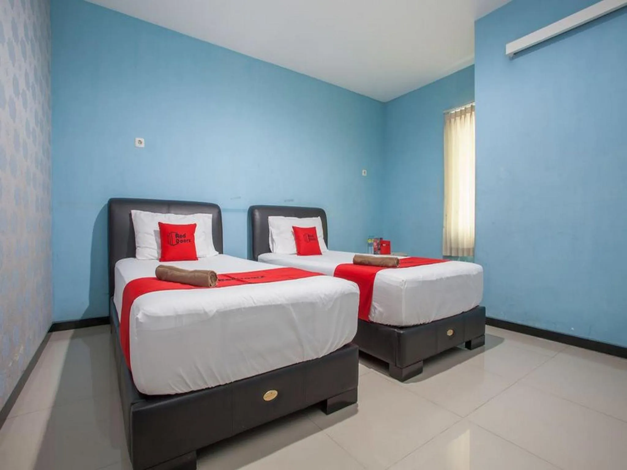 Bedroom, Bed in RedDoorz @ Raya Tidar