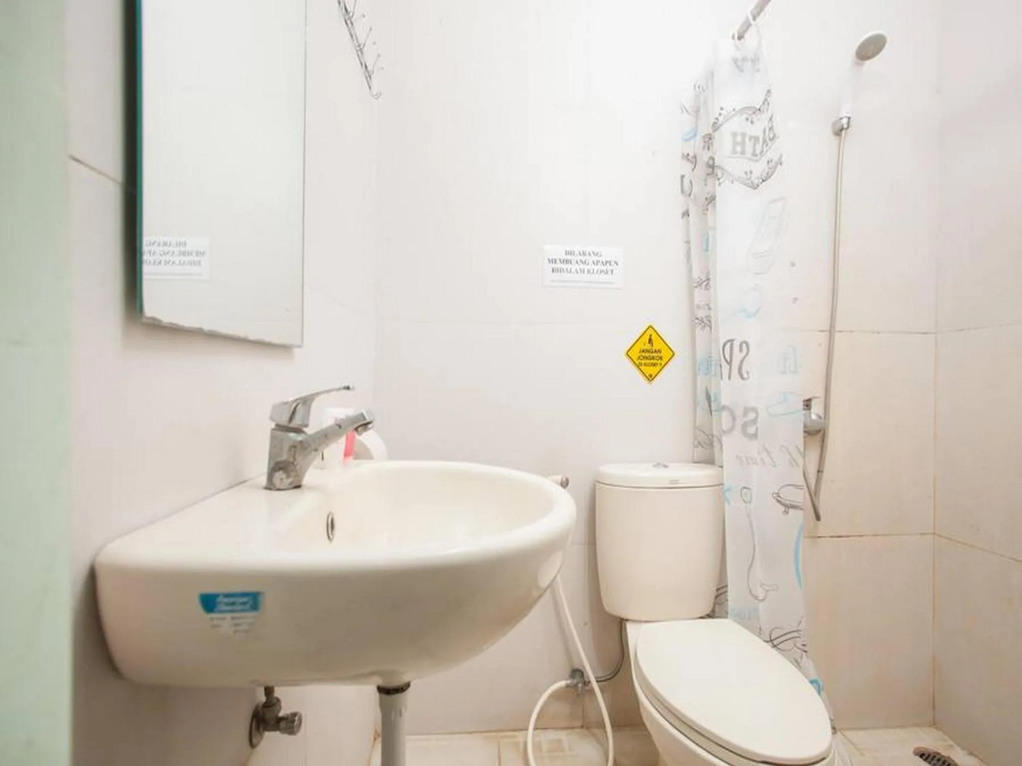 Bathroom in RedDoorz @ Raya Tidar