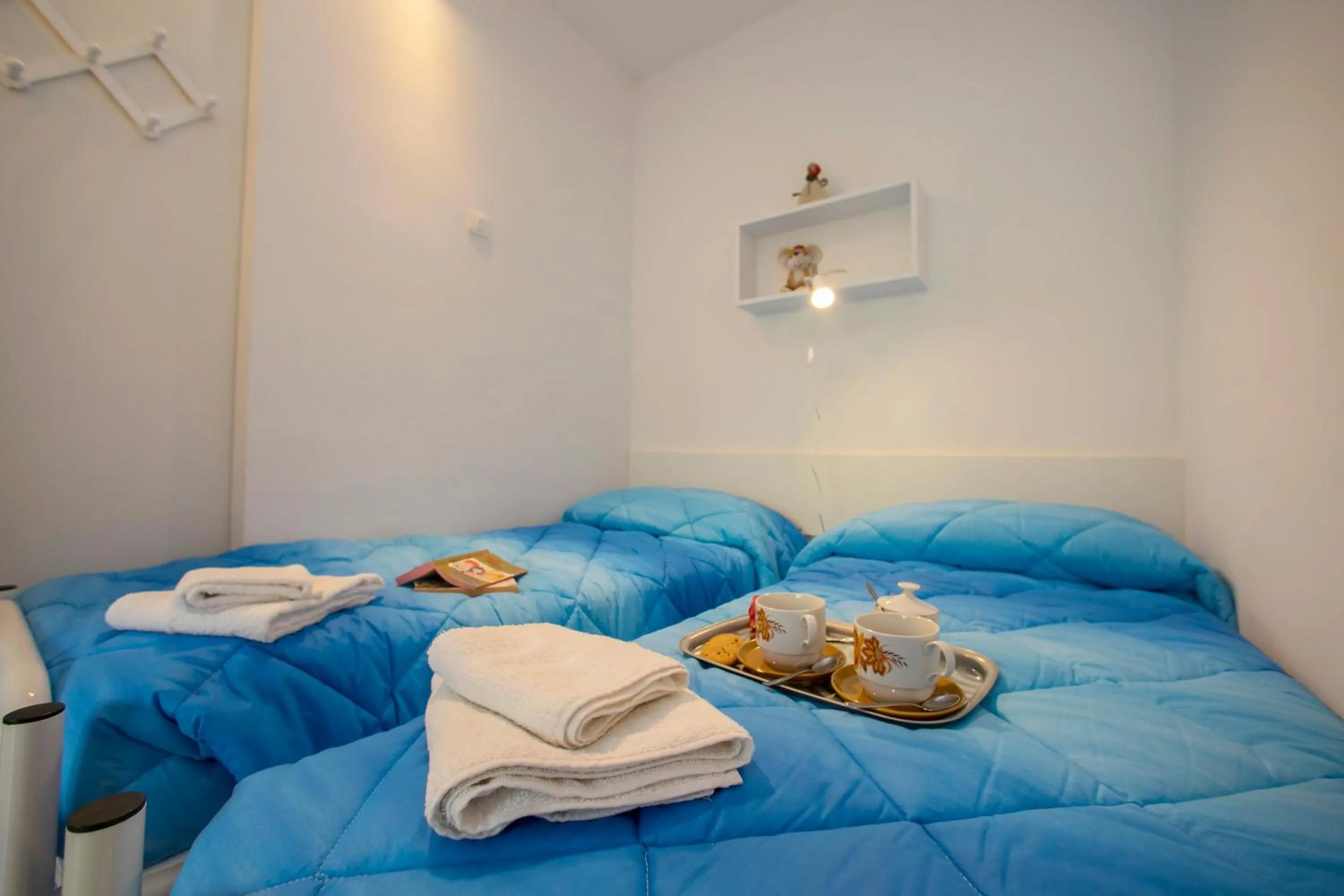 Bedroom, Bed in Riva Lago e Spiaggia Apartment - Happy Rentals