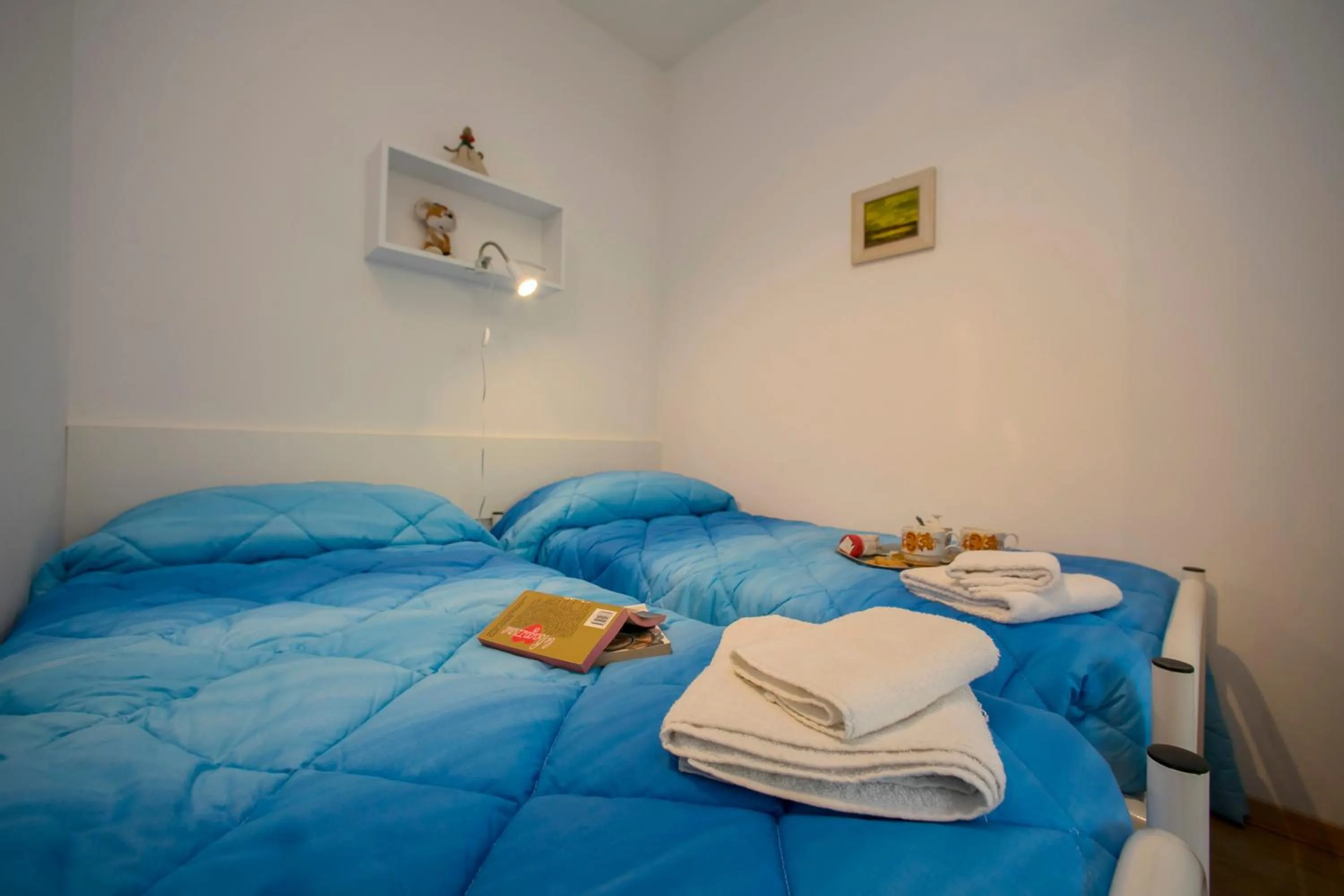 Bedroom, Bed in Riva Lago e Spiaggia Apartment - Happy Rentals