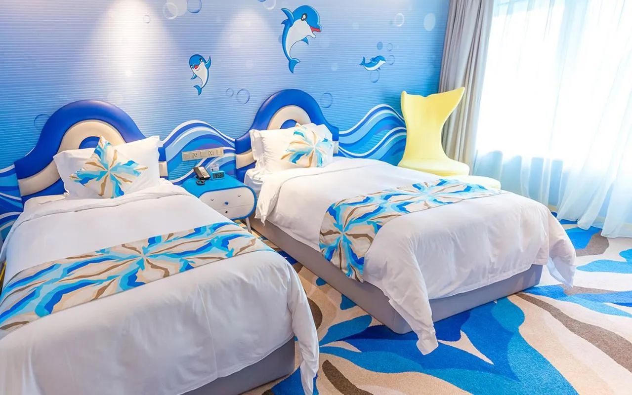 Photo of the whole room, Bed in Shanghai Haichang Ocean Park Resort Hotel
