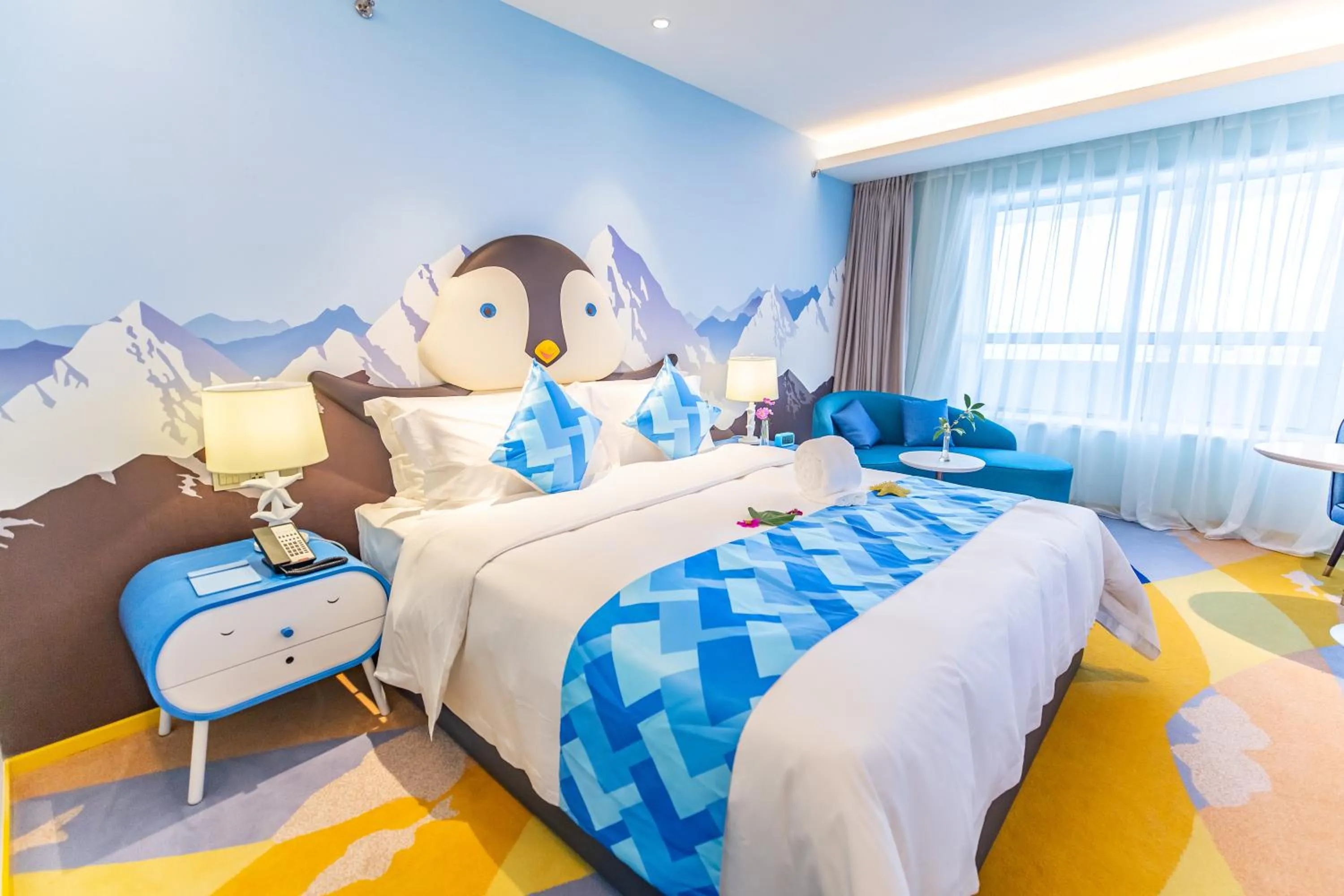 Photo of the whole room, Bed in Shanghai Haichang Ocean Park Resort Hotel