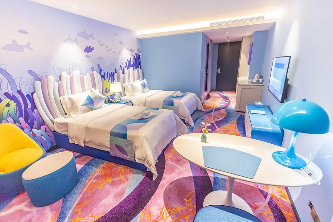 Photo of the whole room, Bed in Shanghai Haichang Ocean Park Resort Hotel