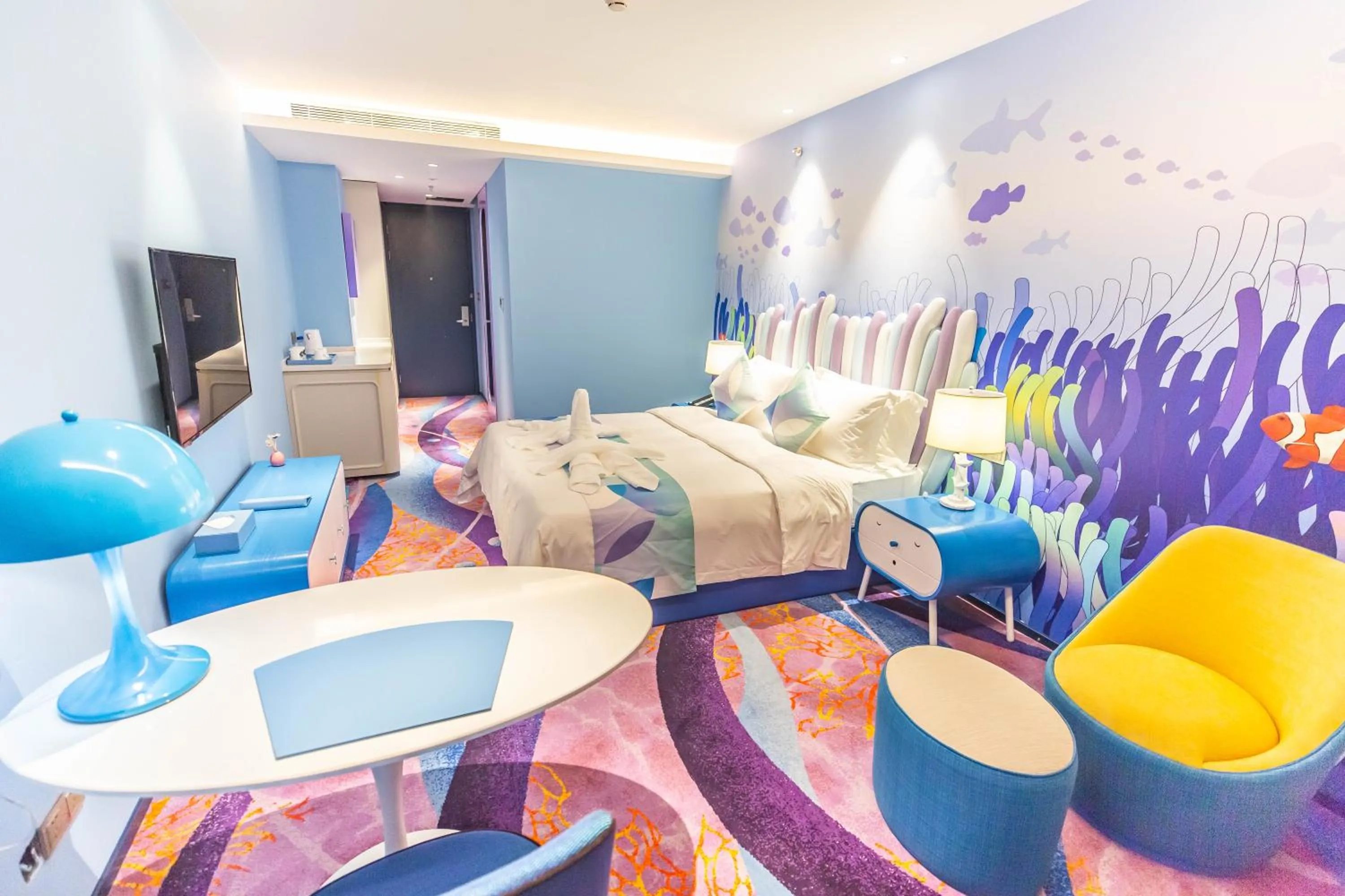 Photo of the whole room, Bed in Shanghai Haichang Ocean Park Resort Hotel