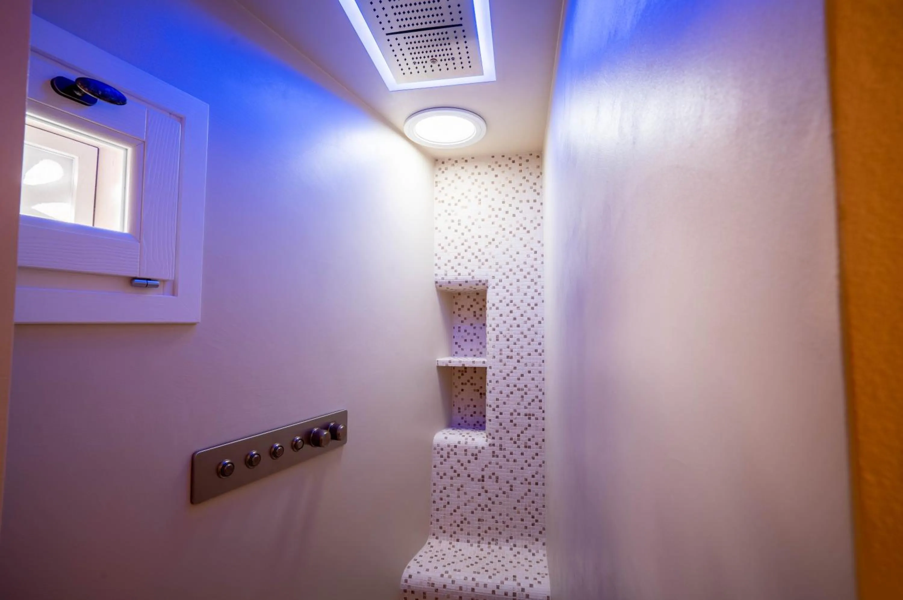 Shower in Quintessenza Luxury Domus