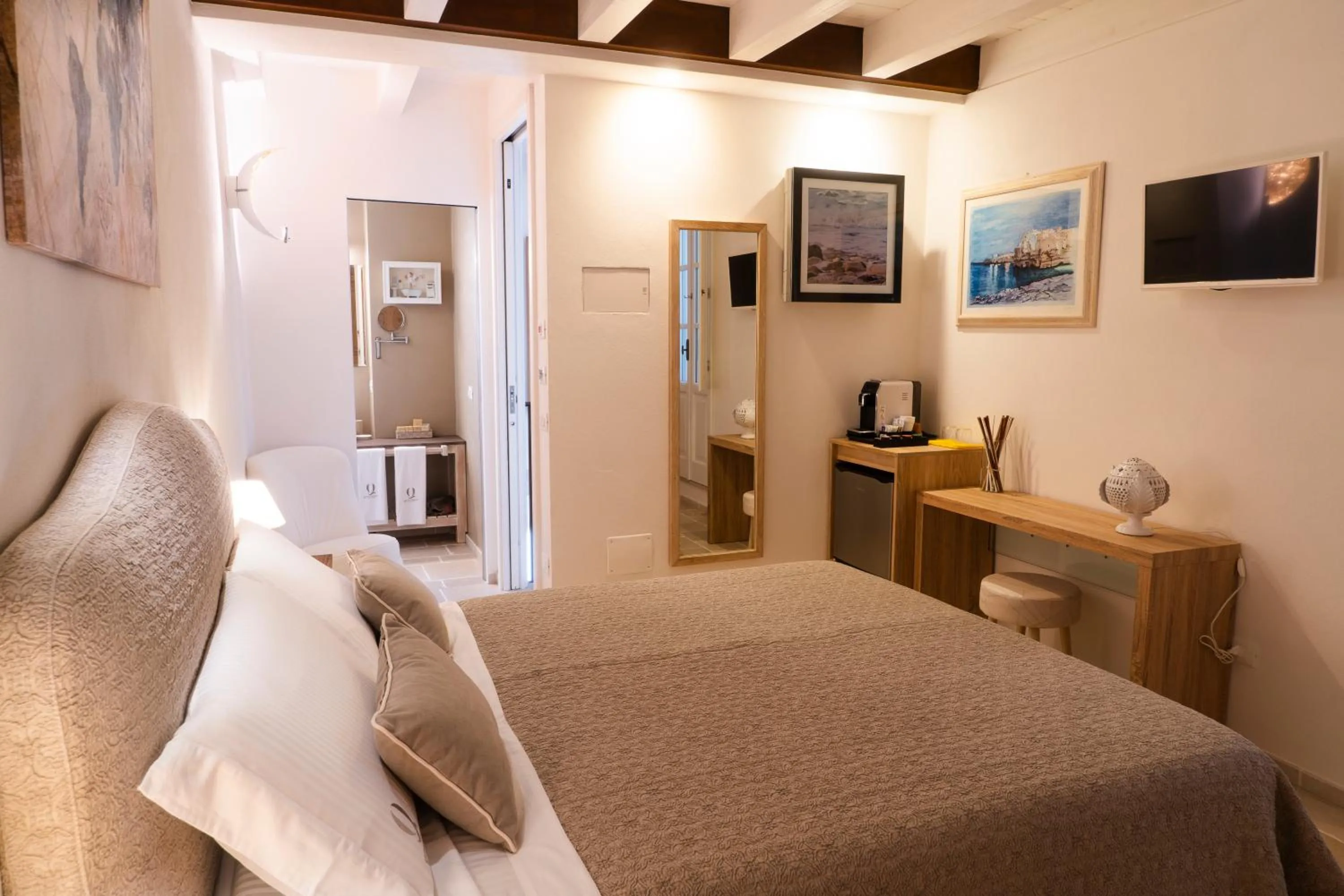 Photo of the whole room, Bed in Quintessenza Luxury Domus