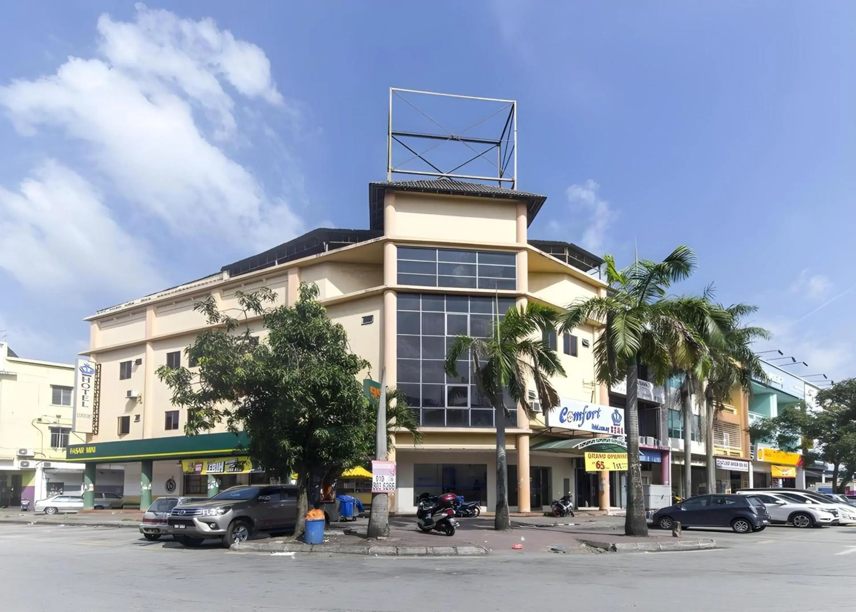 Property building in Super OYO 828 Comfort Hotel Shah Alam Property building in Super OYO 828 Comfort Hotel Shah Alam