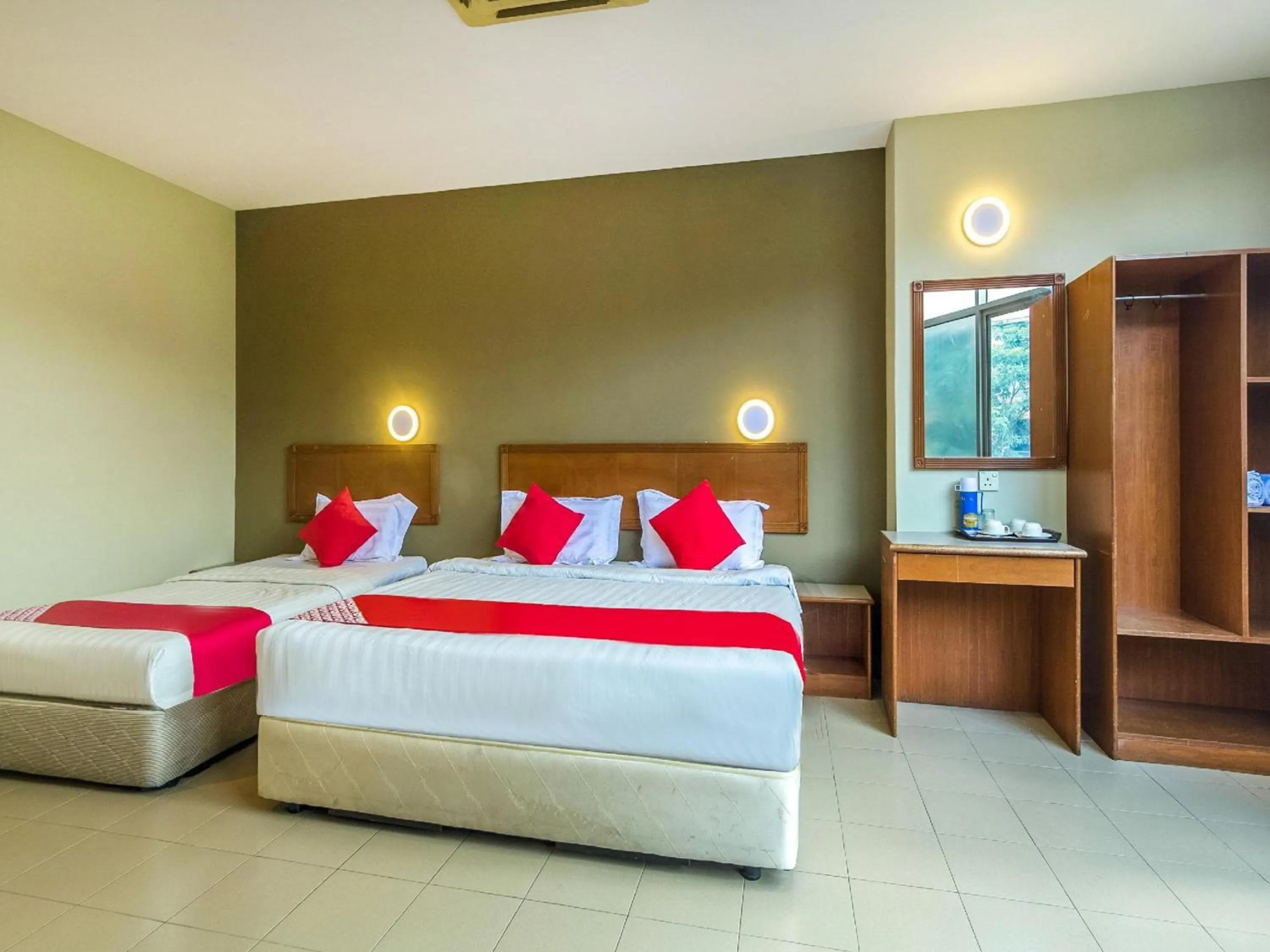 Photo of the whole room, Bed in Super OYO 828 Comfort Hotel Shah Alam