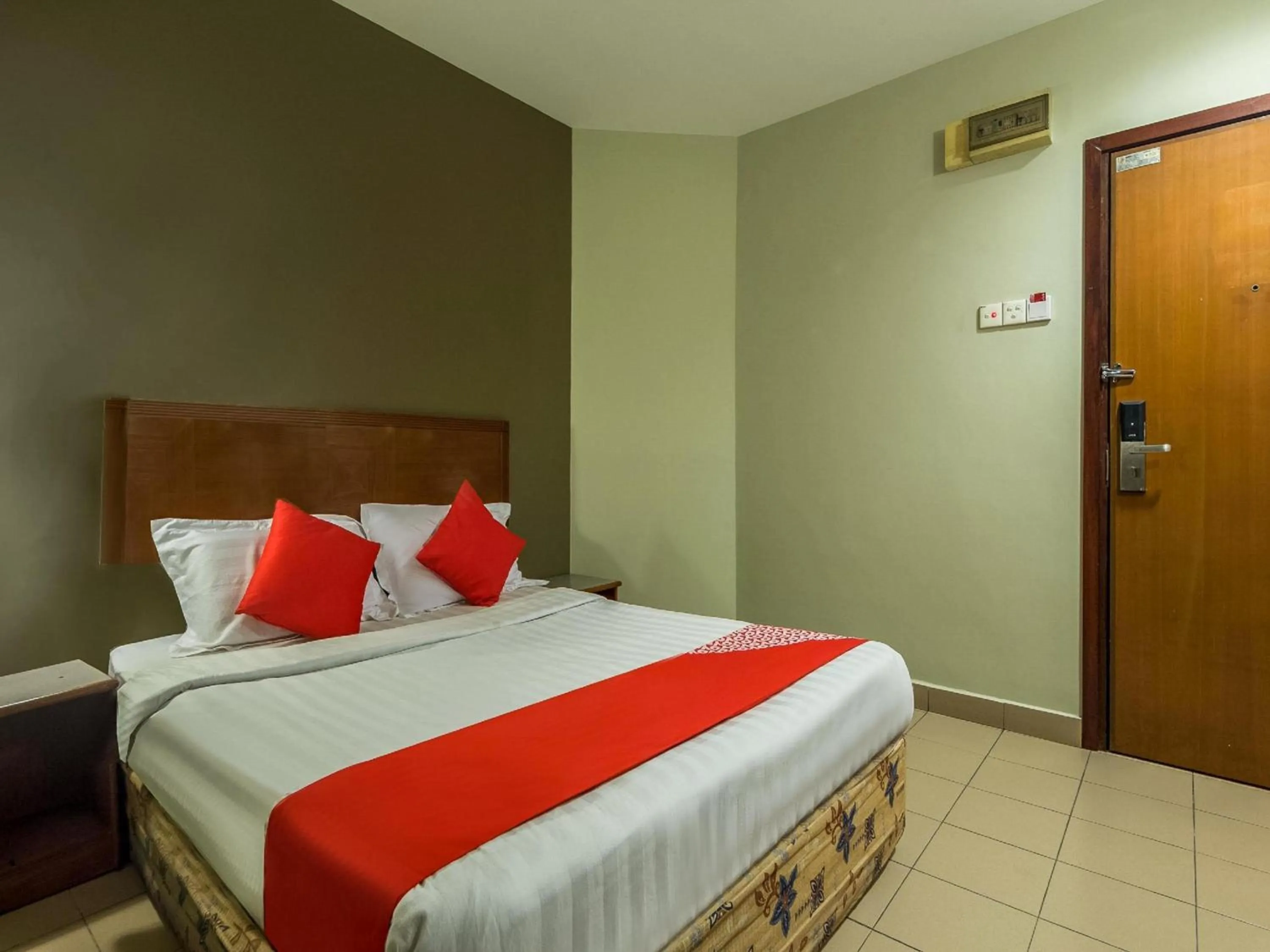 Photo of the whole room, Bed in Super OYO 828 Comfort Hotel Shah Alam