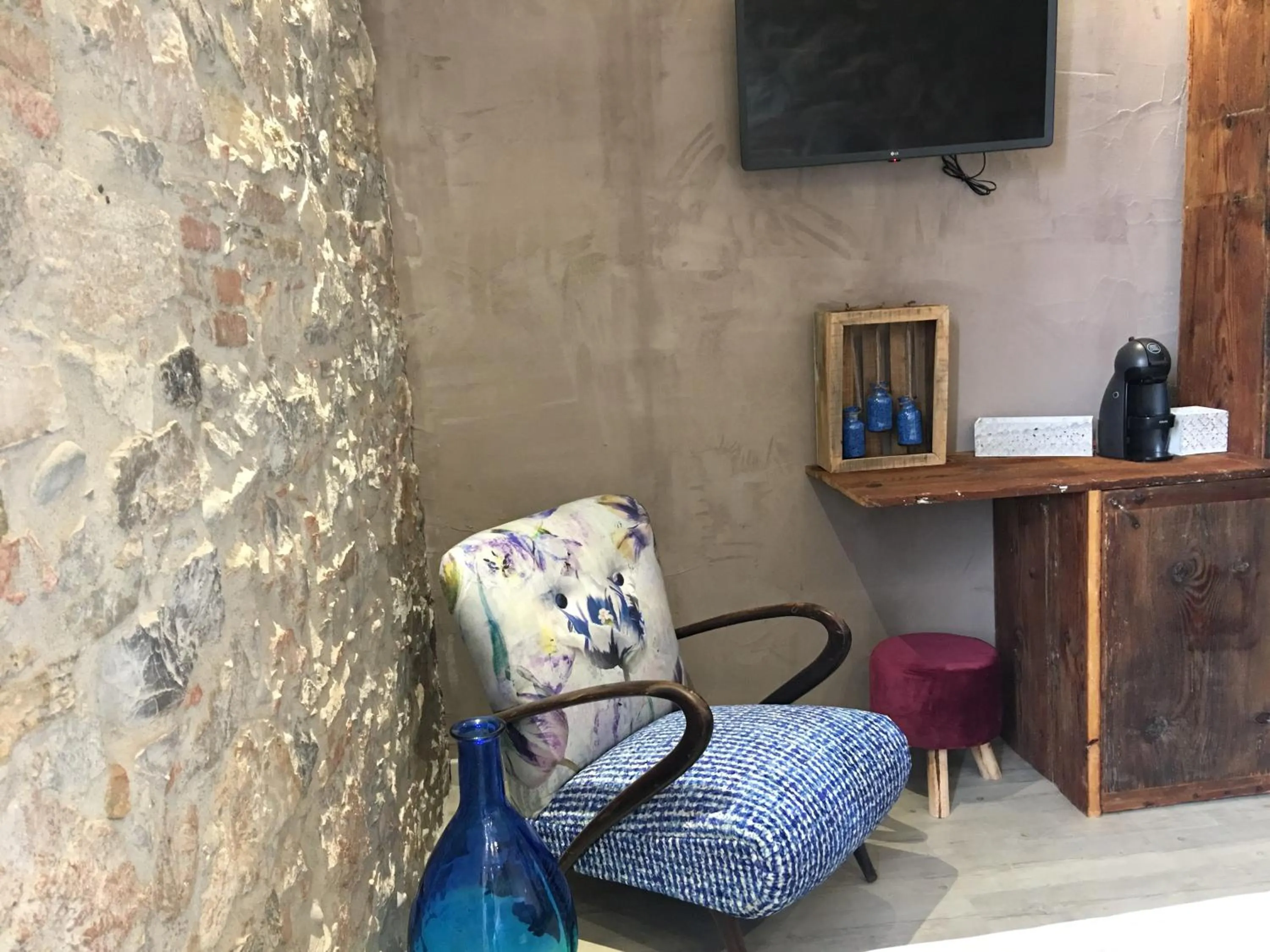 TV and multimedia in Inside the Wall