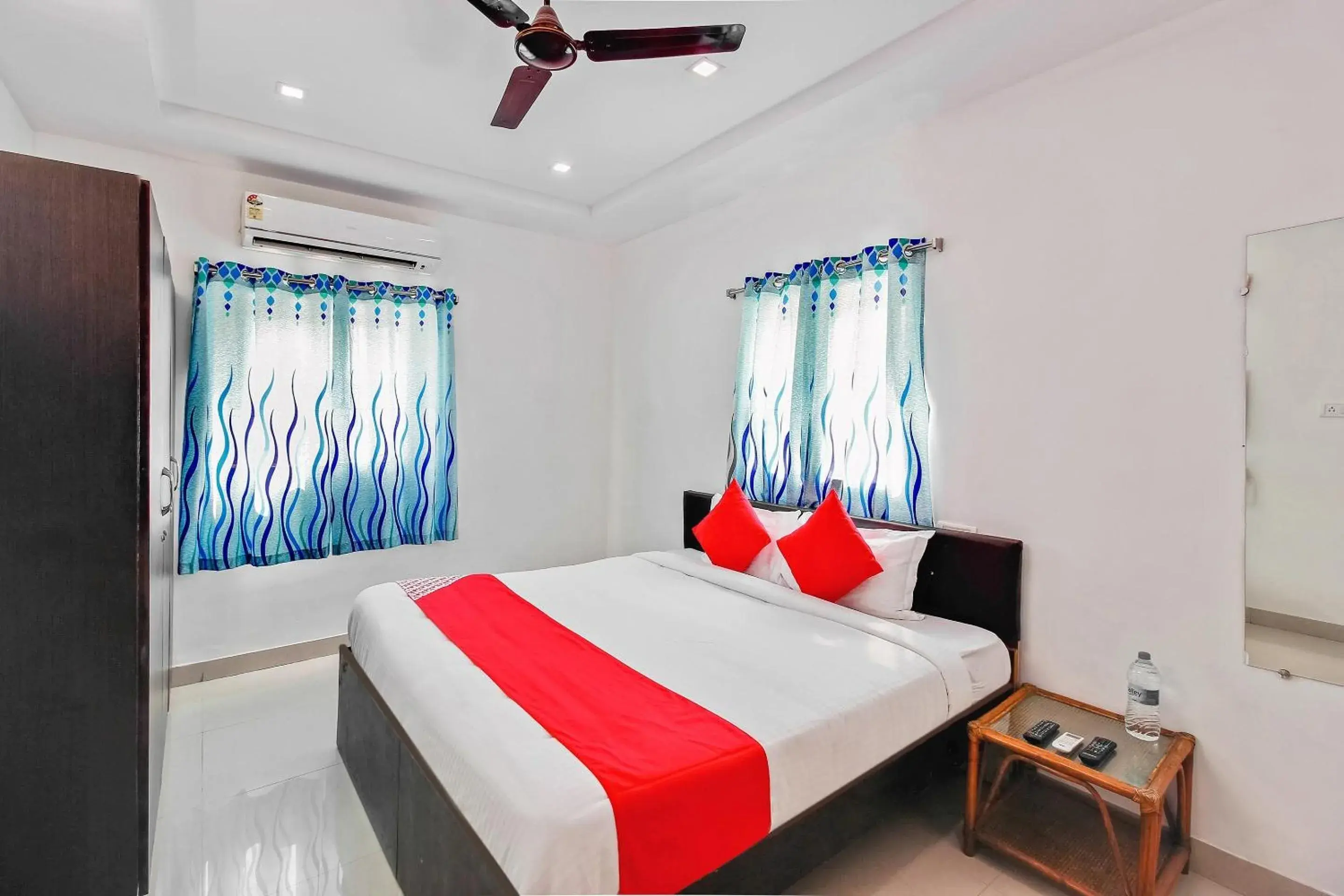 Bedroom, Bed in Super Hotel O Golden Hive Madhapur Near Shilparamam Bedroom, Bed in Super Hotel O Golden Hive Madhapur Near Shilparamam