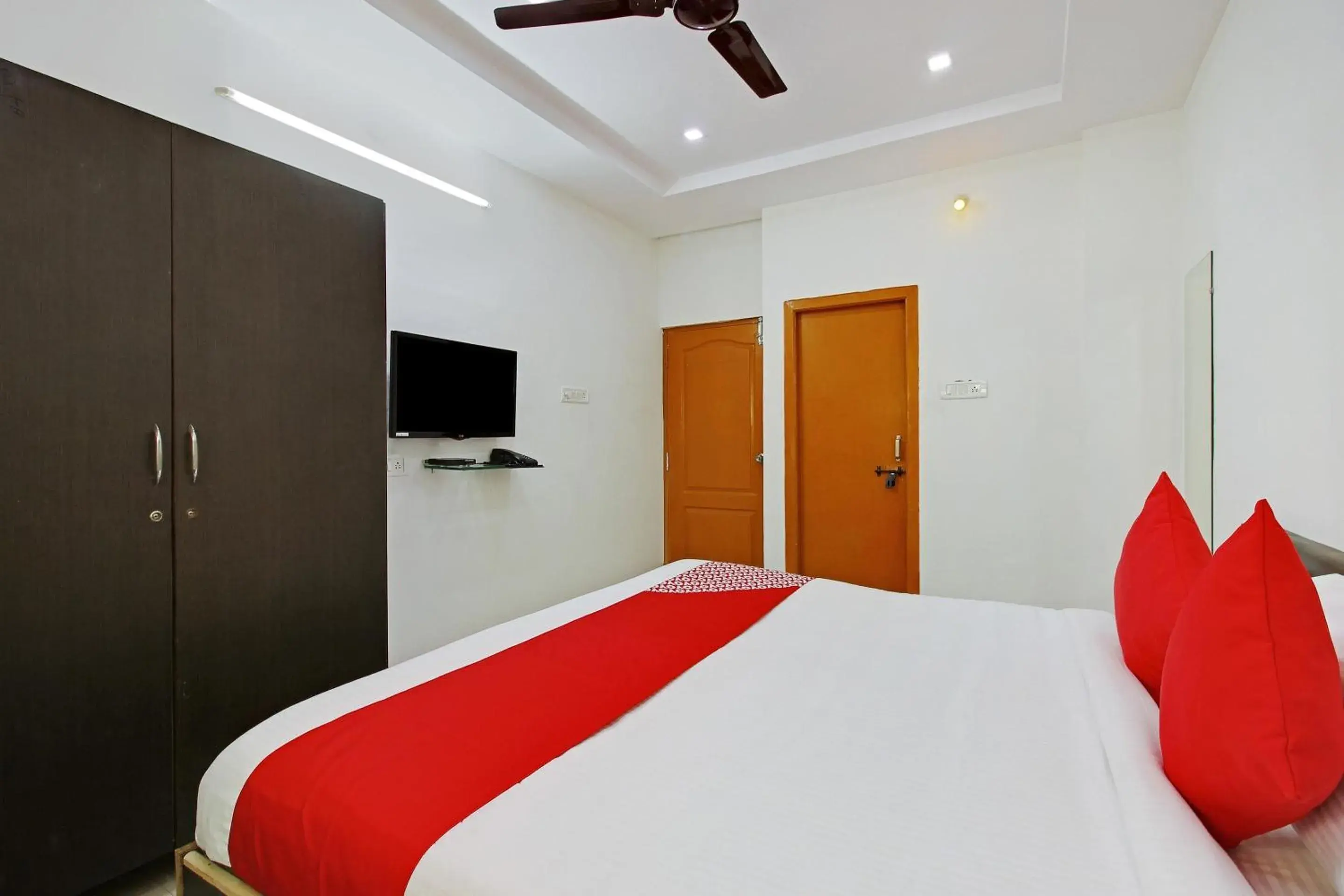 Bedroom, Bed in Super Hotel O Golden Hive Madhapur Near Shilparamam Bedroom, Bed in Super Hotel O Golden Hive Madhapur Near Shilparamam