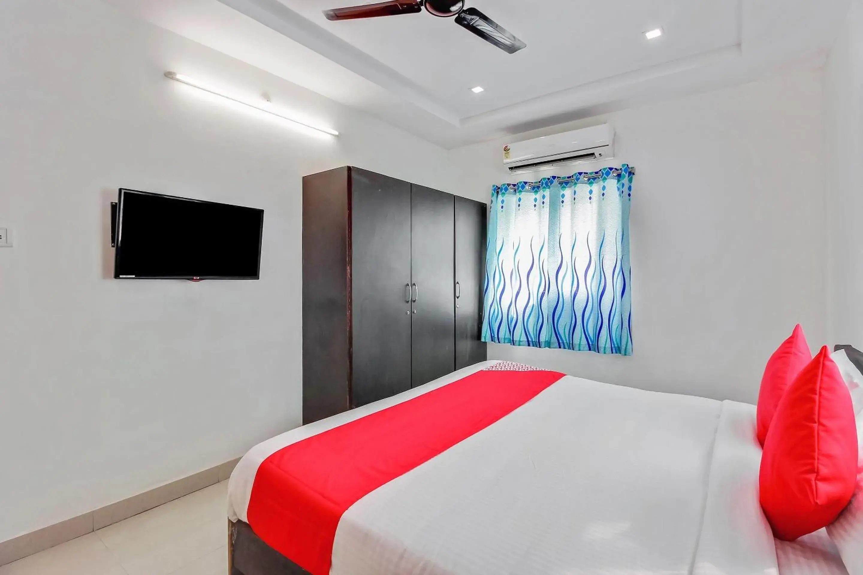 Bedroom, Bed in Super Hotel O Golden Hive Madhapur Near Shilparamam Bedroom, Bed in Super Hotel O Golden Hive Madhapur Near Shilparamam