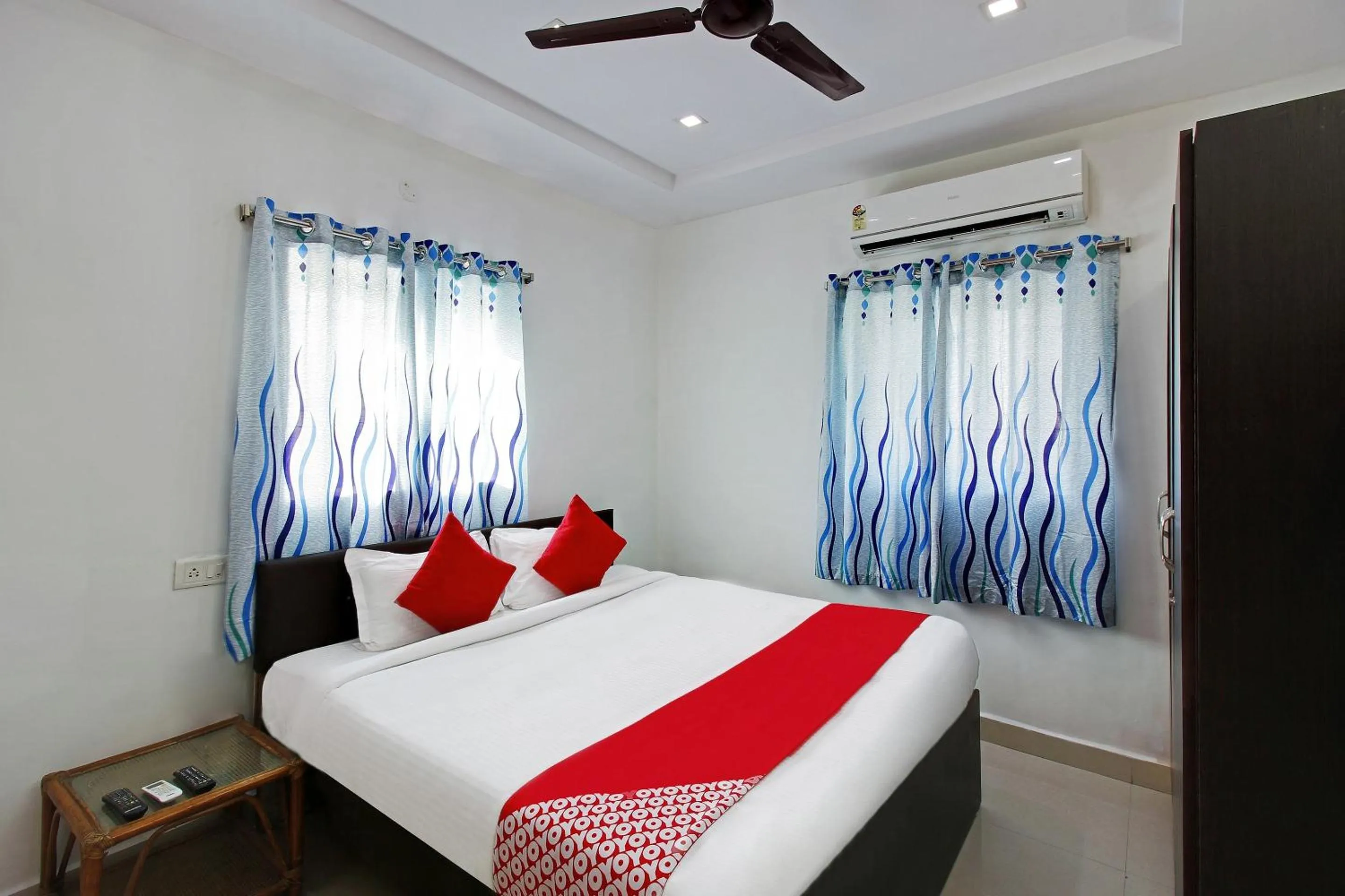 Bedroom, Bed in Super Hotel O Golden Hive Madhapur Near Shilparamam