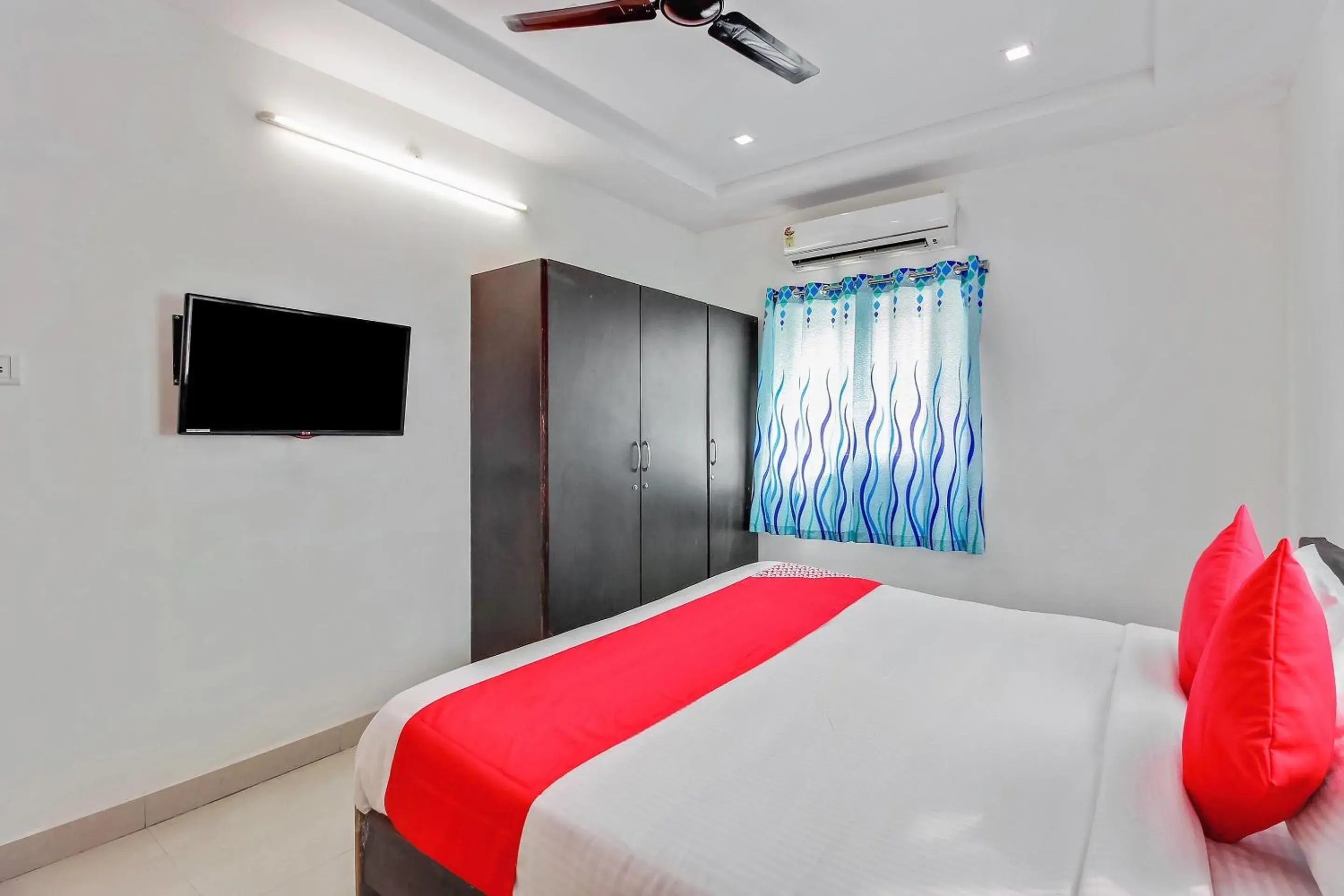 Bedroom, Bed in Super Hotel O Golden Hive Madhapur Near Shilparamam Bedroom, Bed in Super Hotel O Golden Hive Madhapur Near Shilparamam