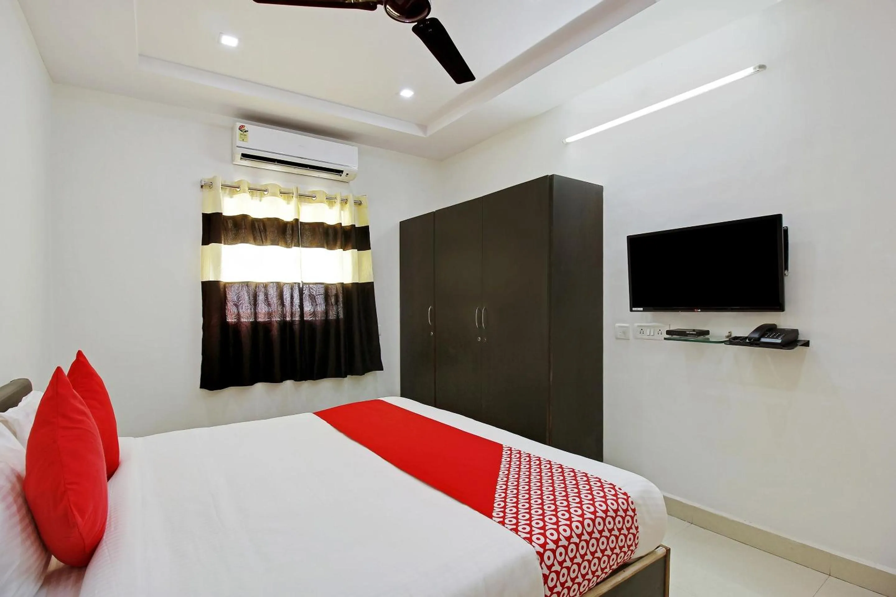 Bedroom, Bed in Super Hotel O Golden Hive Madhapur Near Shilparamam
