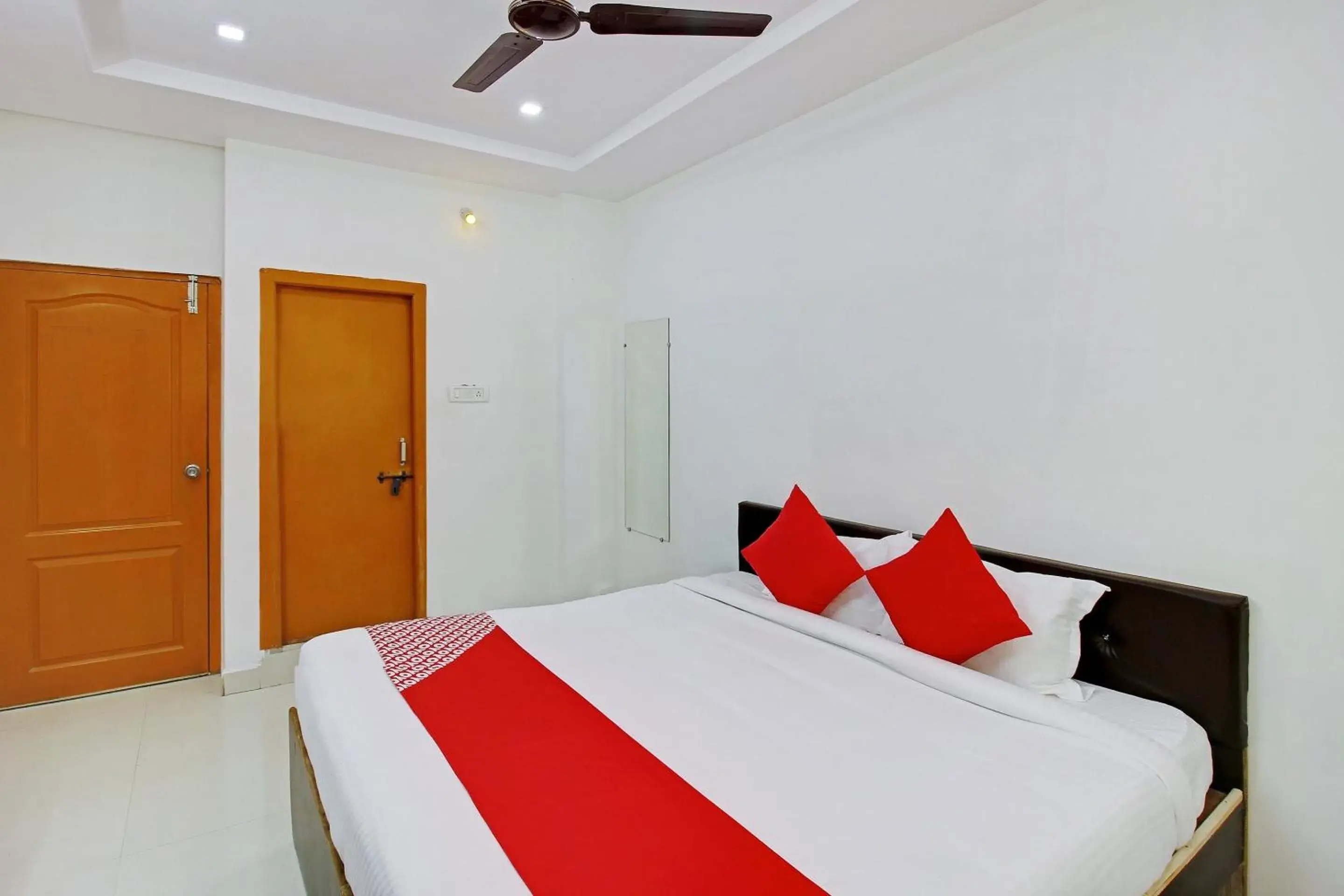 Bedroom, Bed in Super Hotel O Golden Hive Madhapur Near Shilparamam Bedroom, Bed in Super Hotel O Golden Hive Madhapur Near Shilparamam