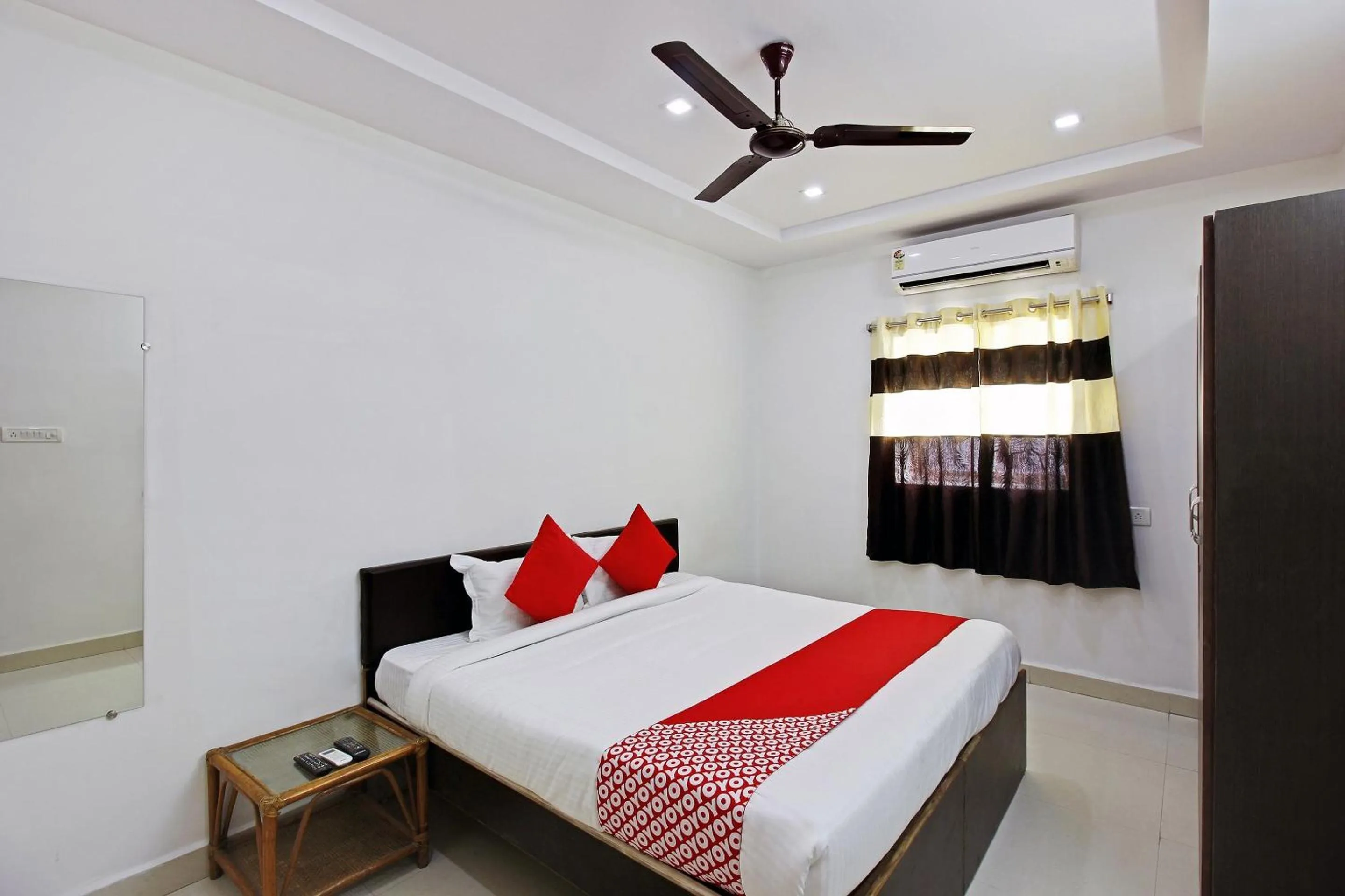 Bedroom, Bed in Super Hotel O Golden Hive Madhapur Near Shilparamam