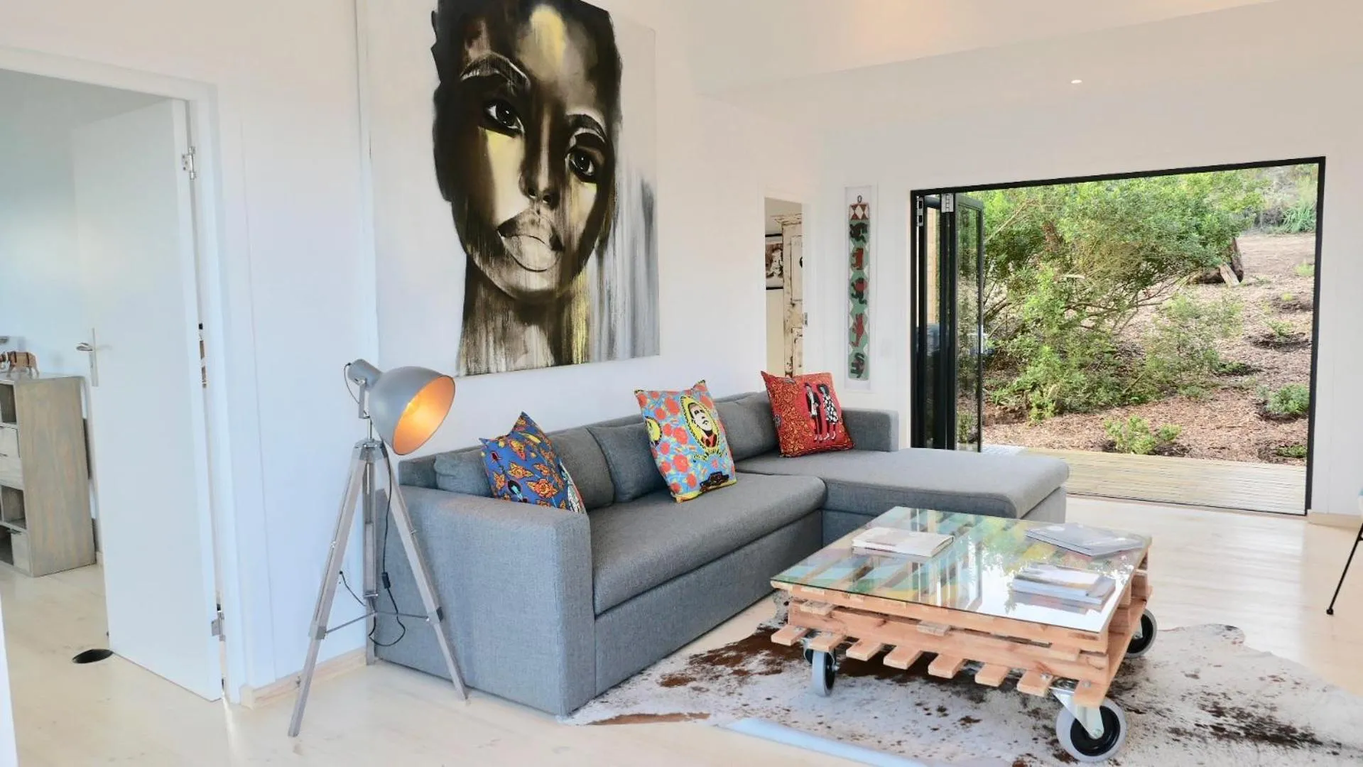 Living room in Earth Wind and Ocean 33