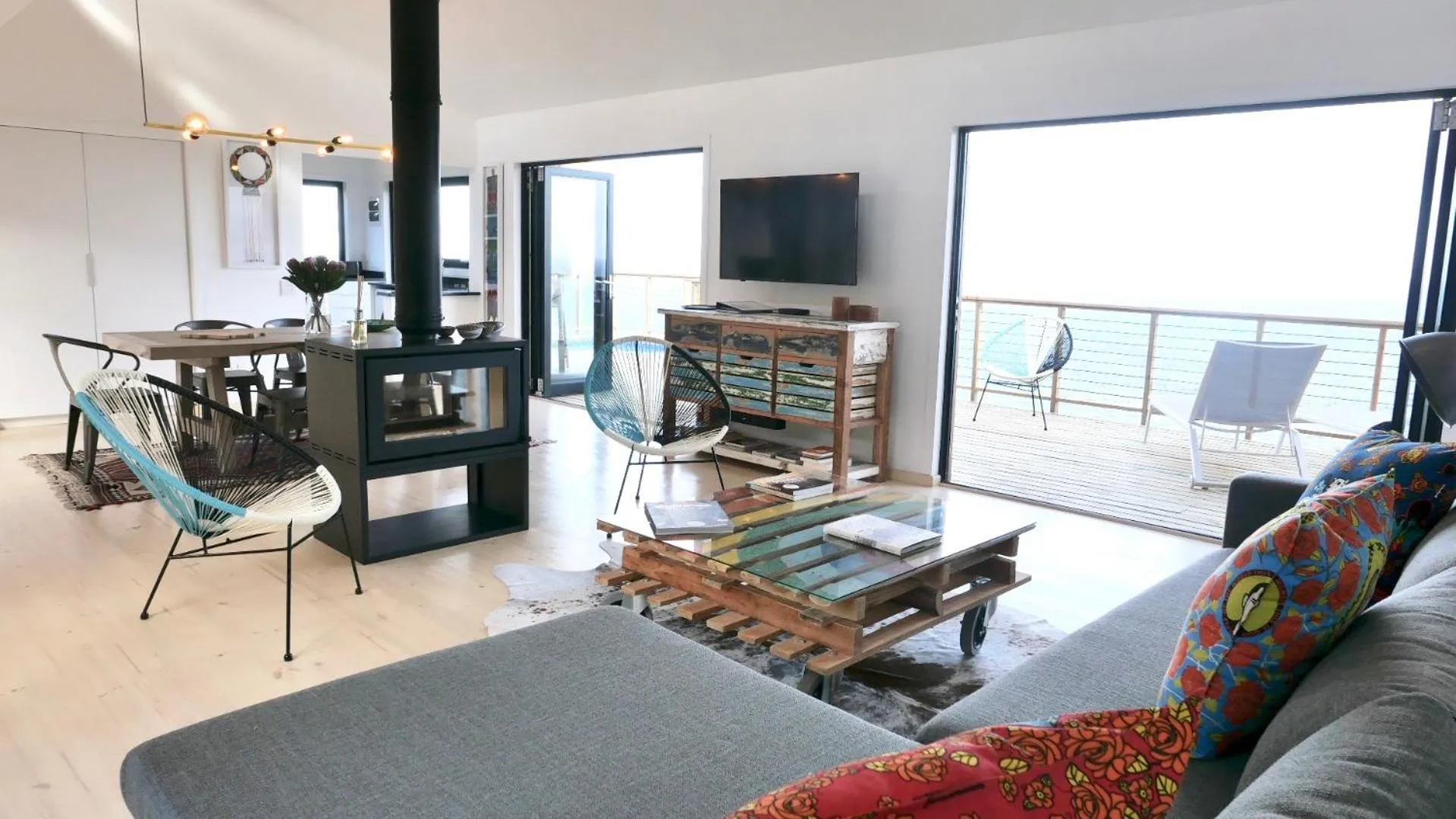 Living room in Earth Wind and Ocean 33