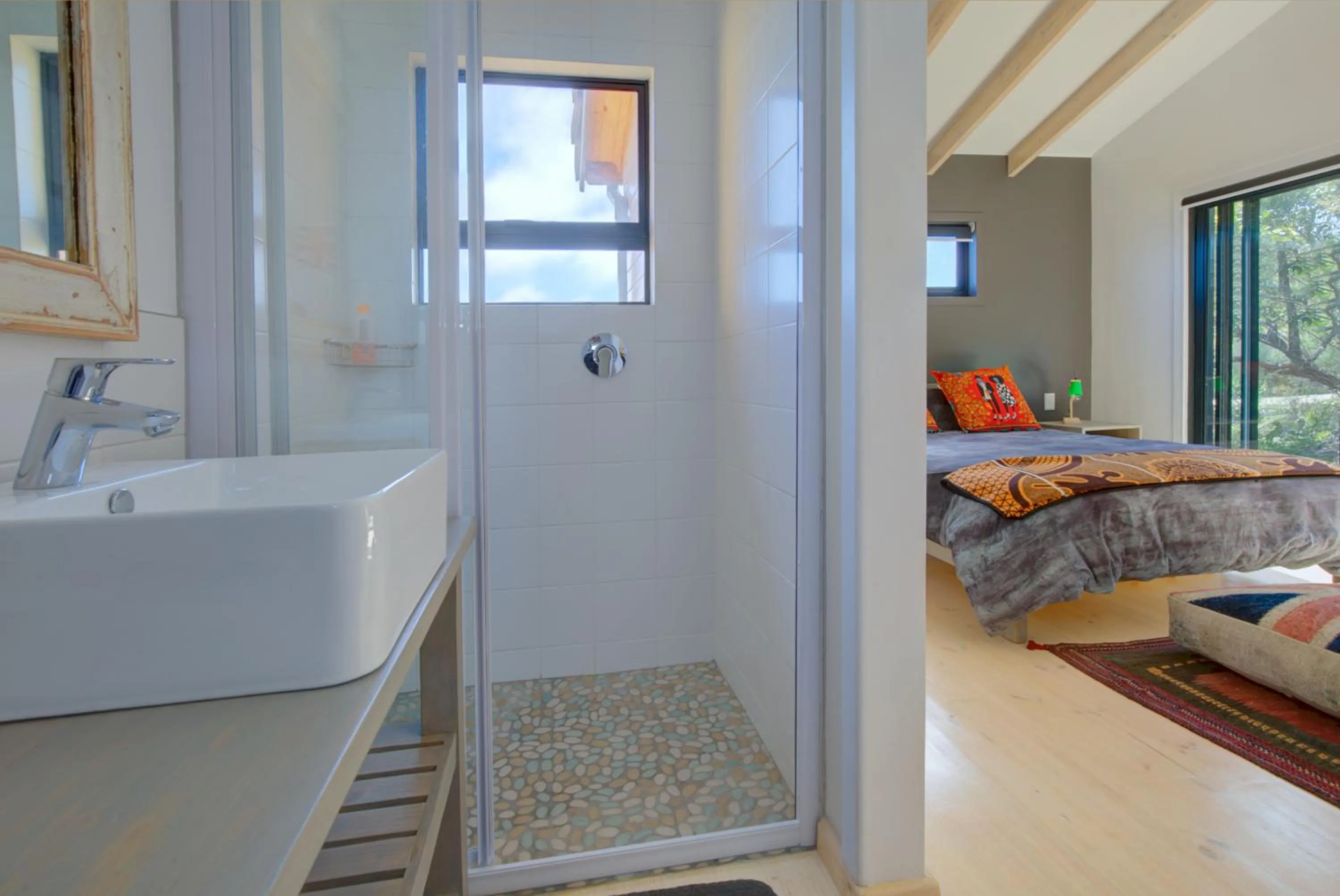 Shower, Bed in Earth Wind and Ocean 33