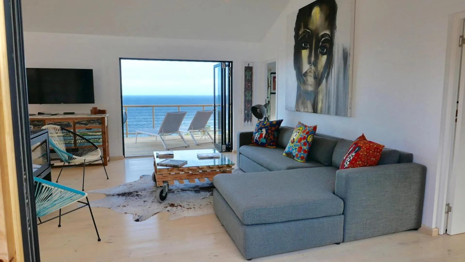 Living room in Earth Wind and Ocean 33