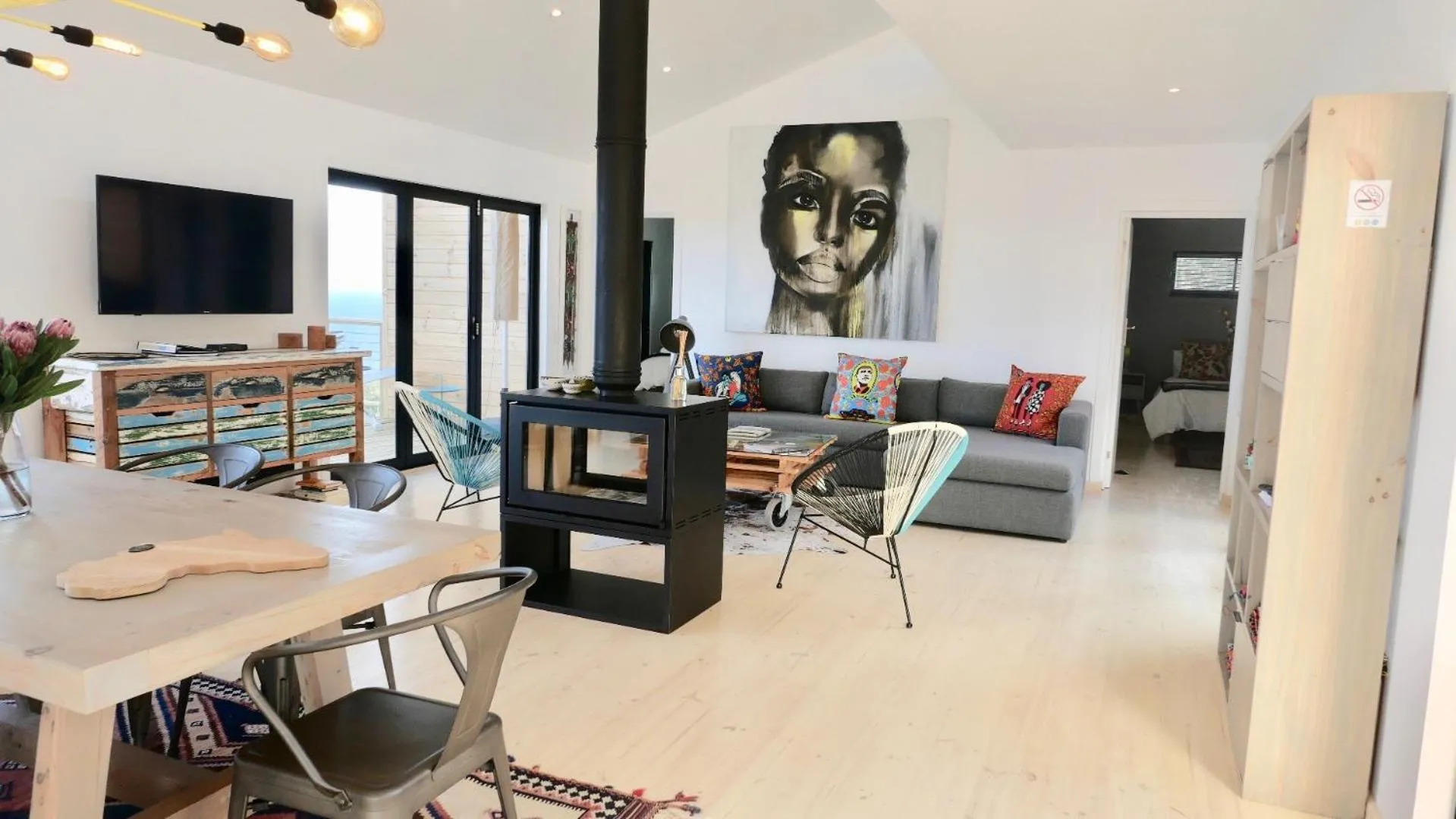 Living room in Earth Wind and Ocean 33
