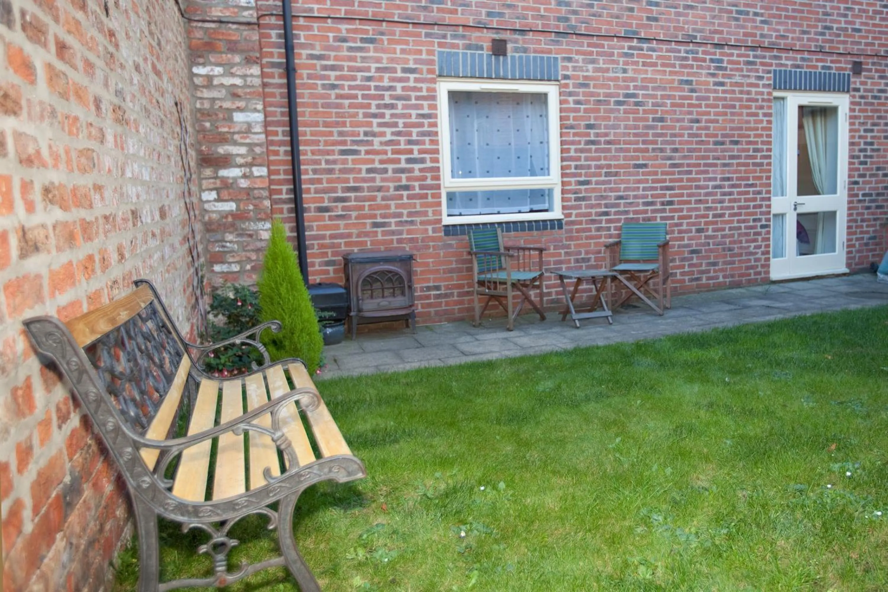 Garden in Riverbank View Three Bedroom Apartment with Free Parking