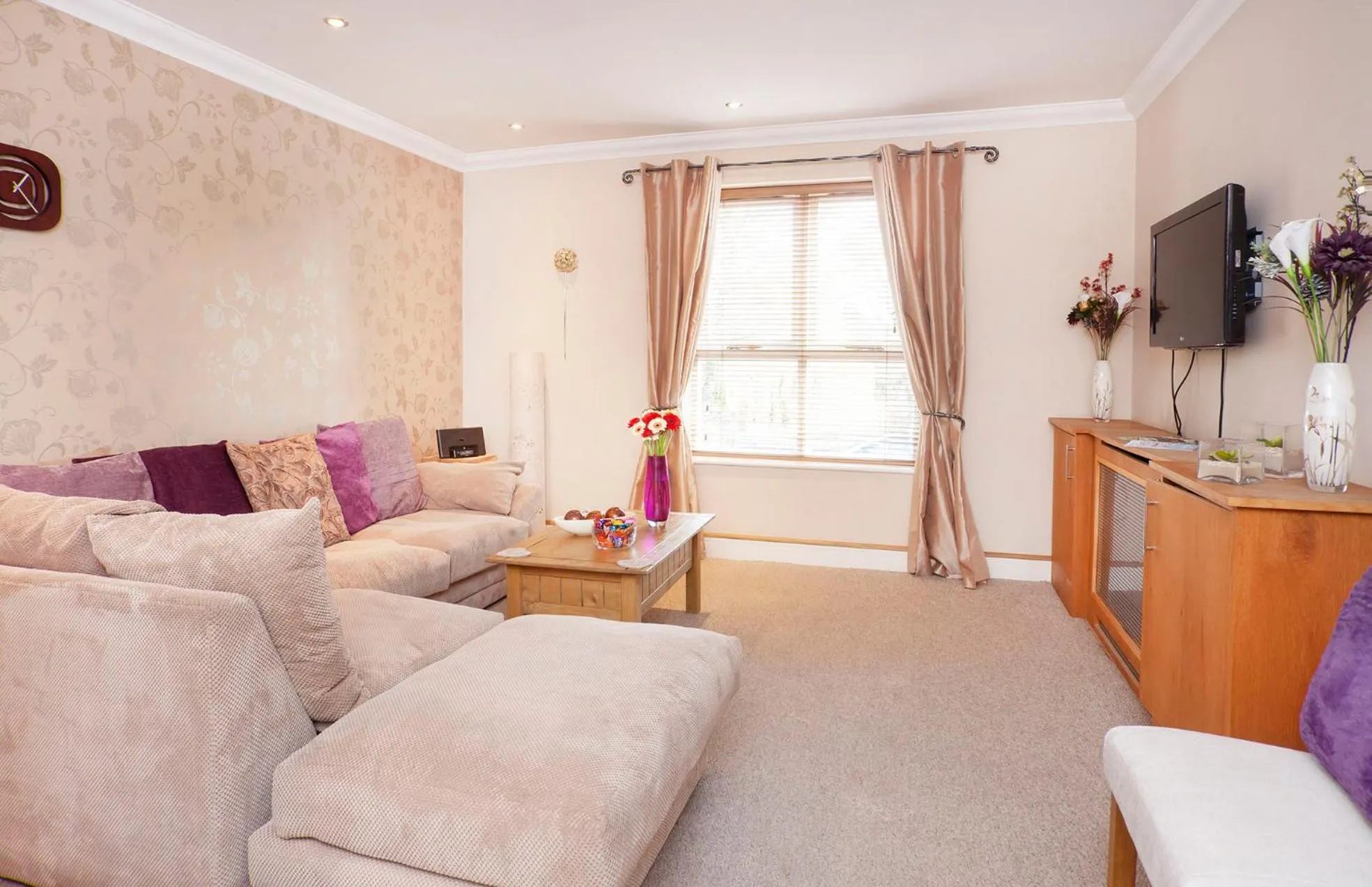 Riverbank View Three Bedroom Apartment with Free Parking