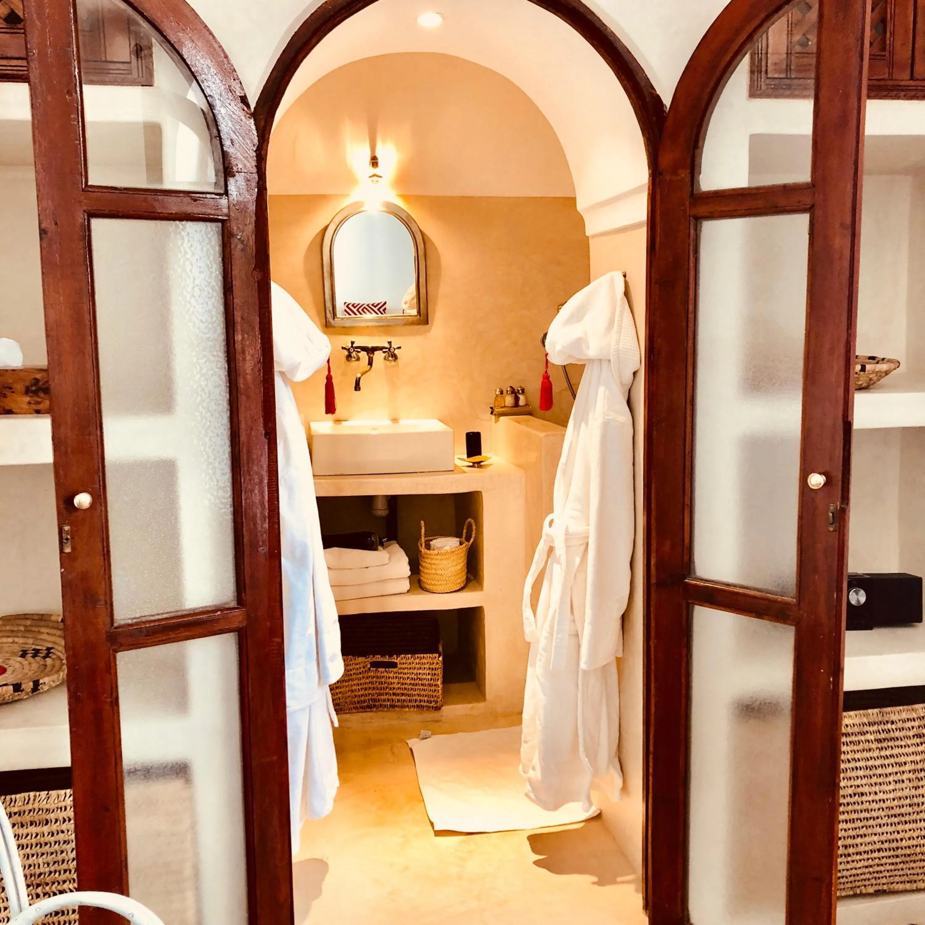 Bathroom, Bed in Riad Tizwa Marrakech