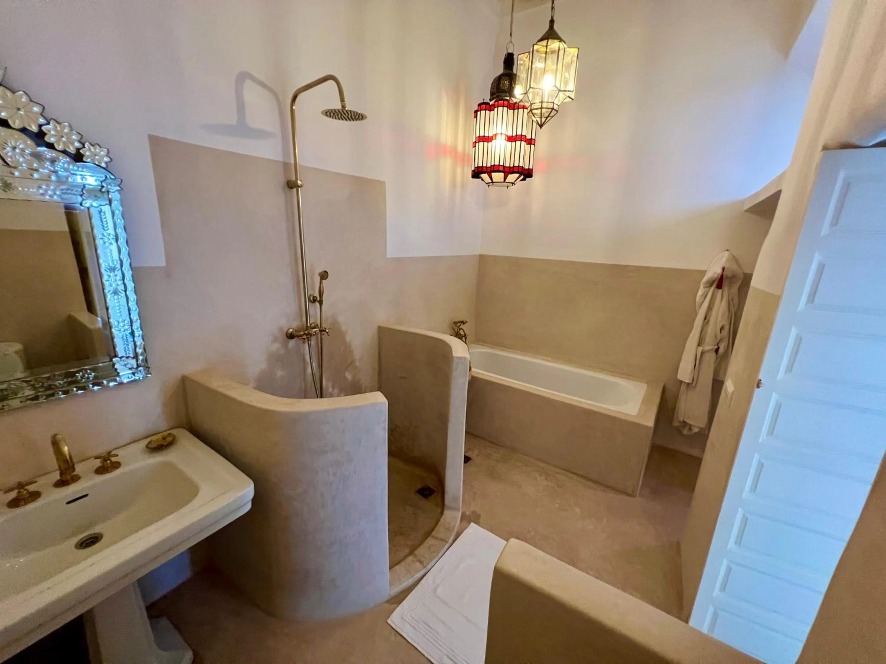 Shower in Riad Tizwa Marrakech
