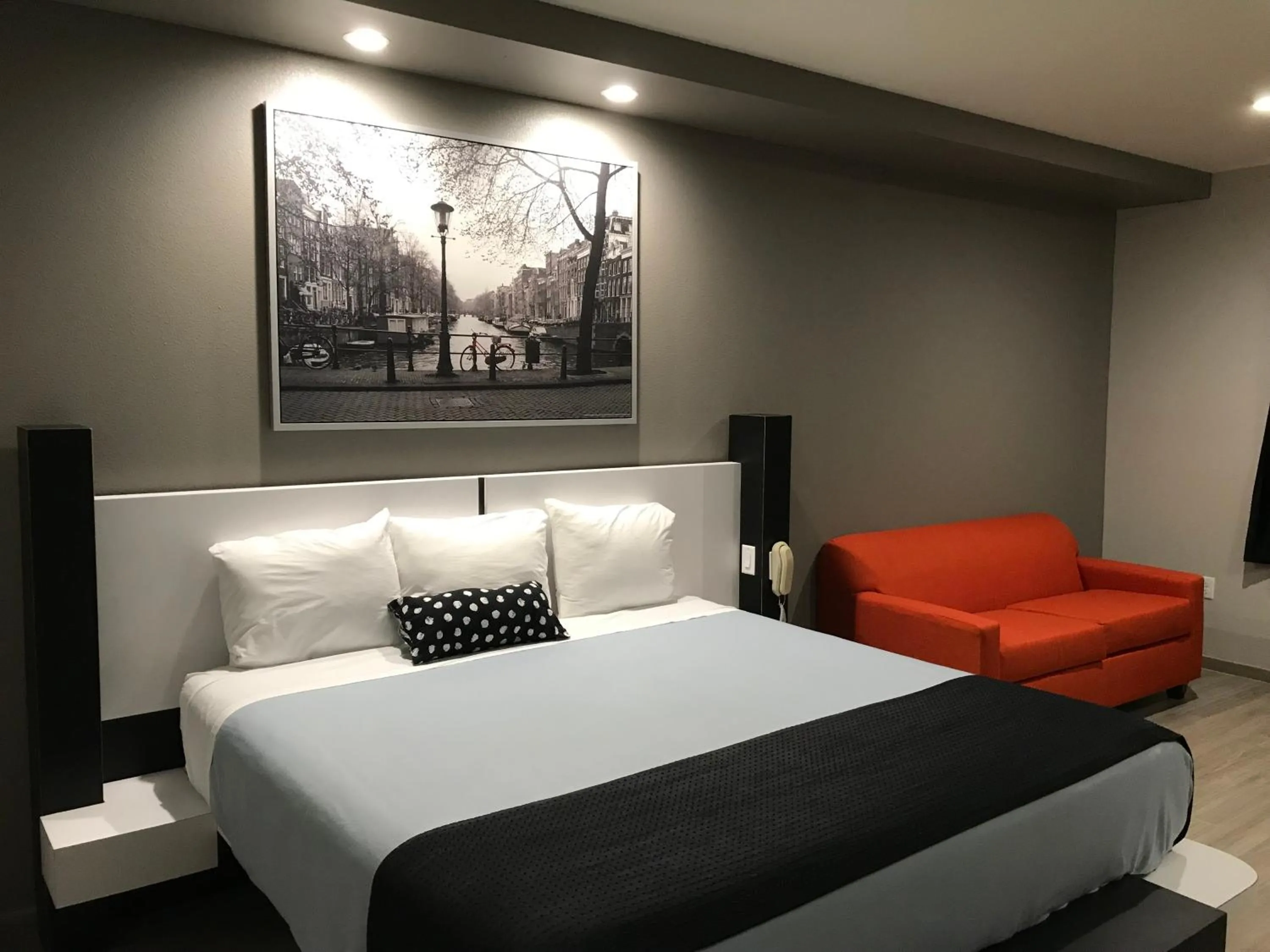 Photo of the whole room, Bed in Crystal Inn