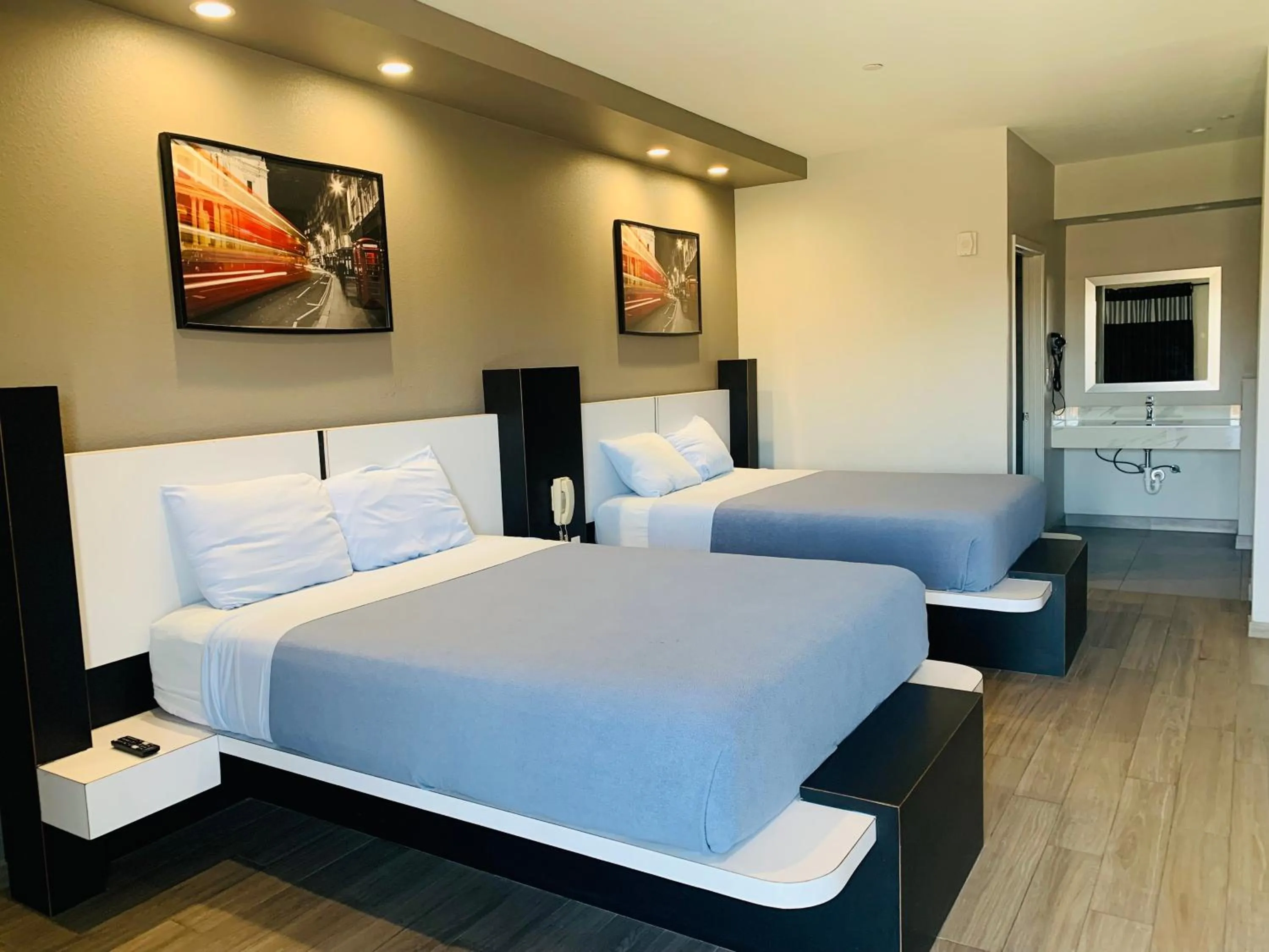 Bedroom, Bed in Crystal Inn