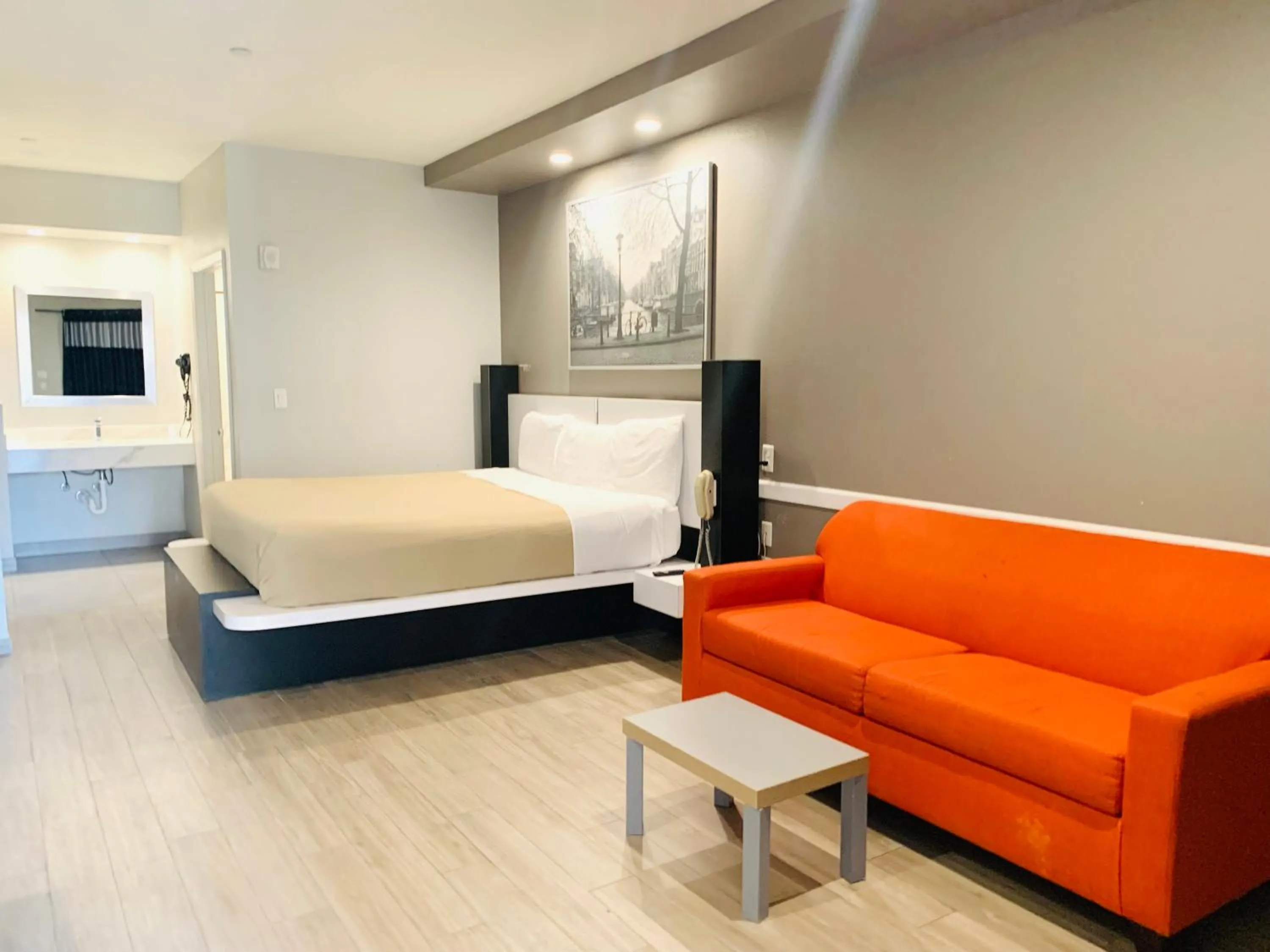 Bedroom, Bed in Crystal Inn