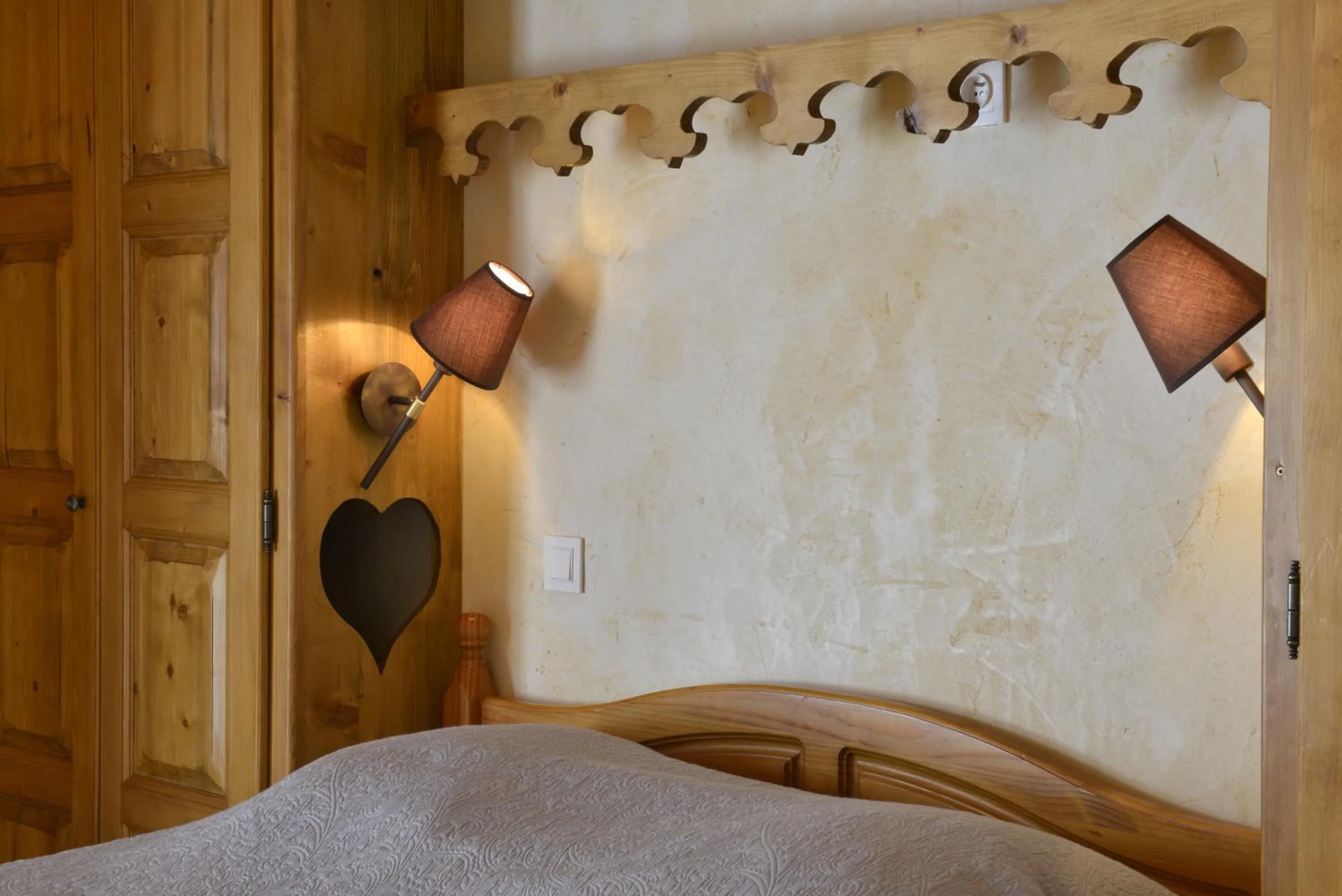 Decorative detail, Bed in Hotel Le Ferraillon
