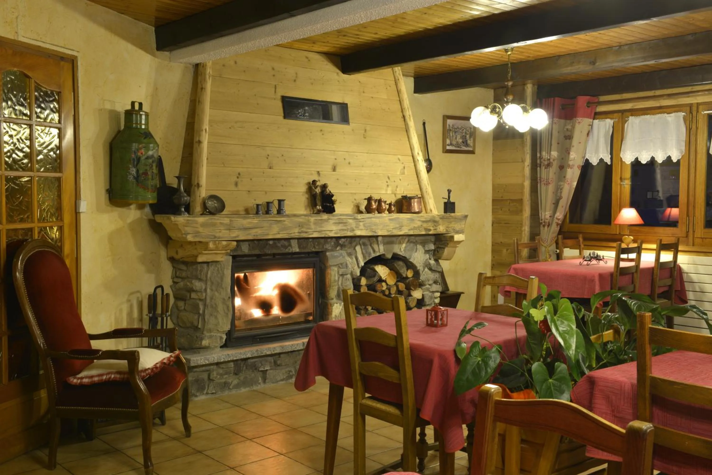 Communal lounge/ TV room in Hotel Le Ferraillon