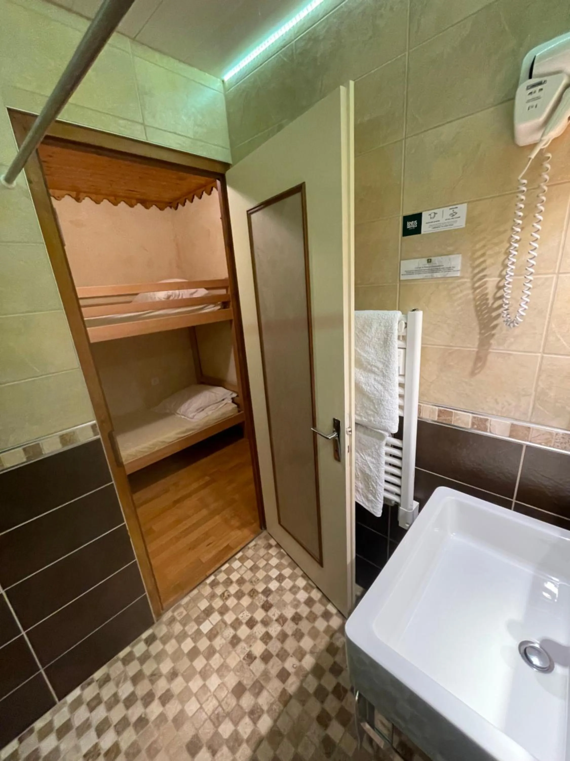 Bed in Hotel Le Ferraillon
