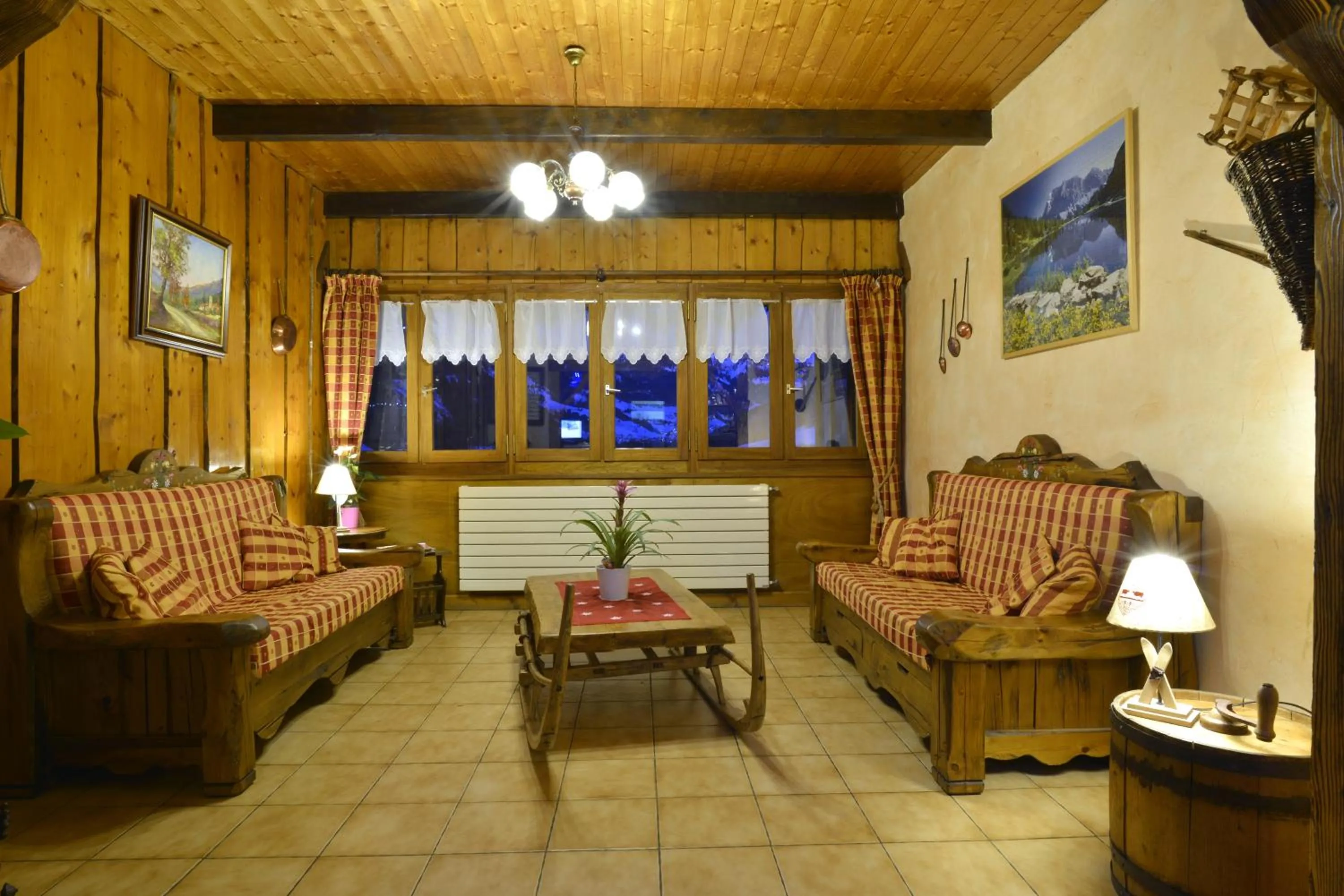 Communal lounge/ TV room in Hotel Le Ferraillon