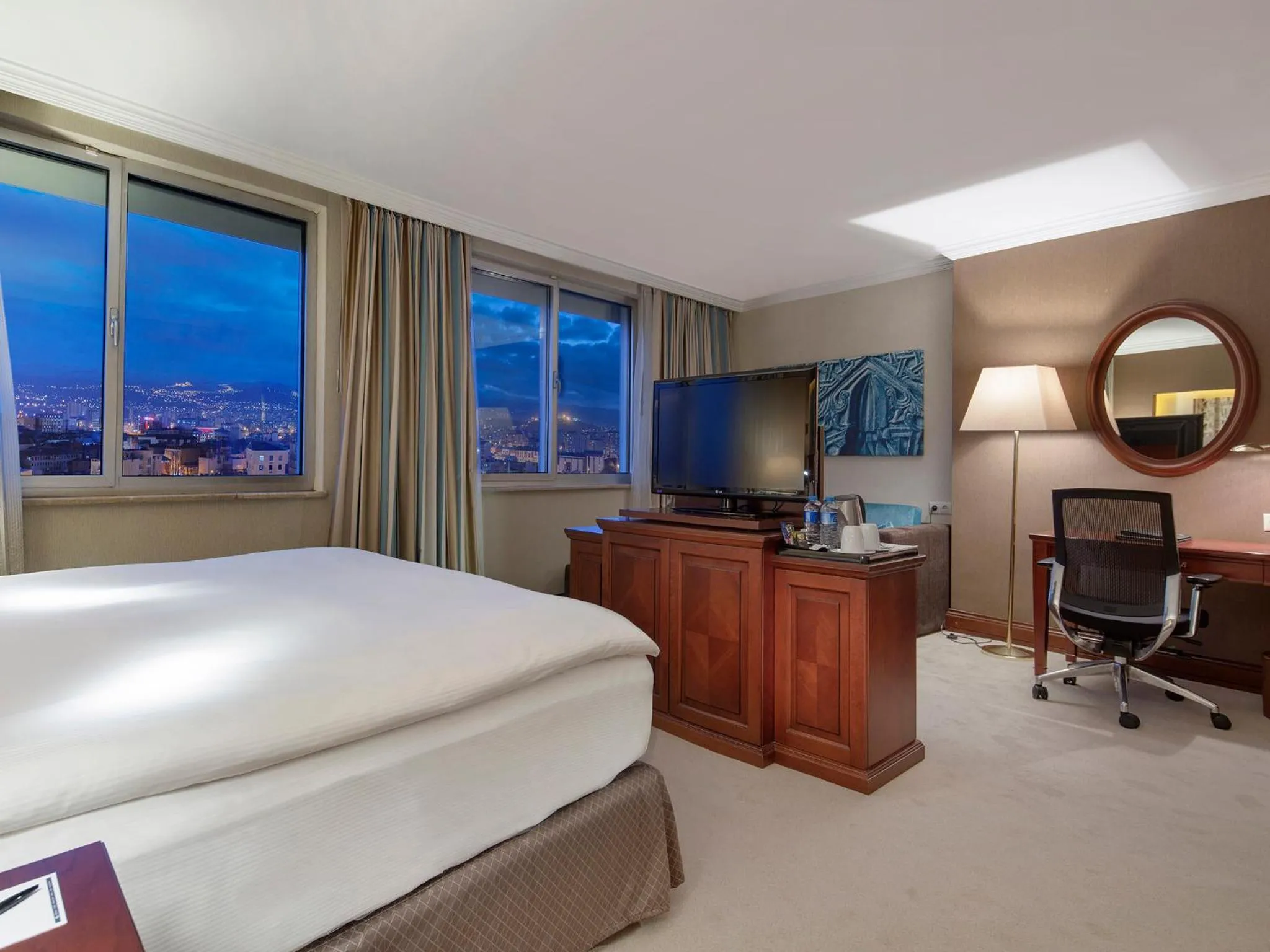 Photo of the whole room, Bed in Wyndham Grand Kayseri