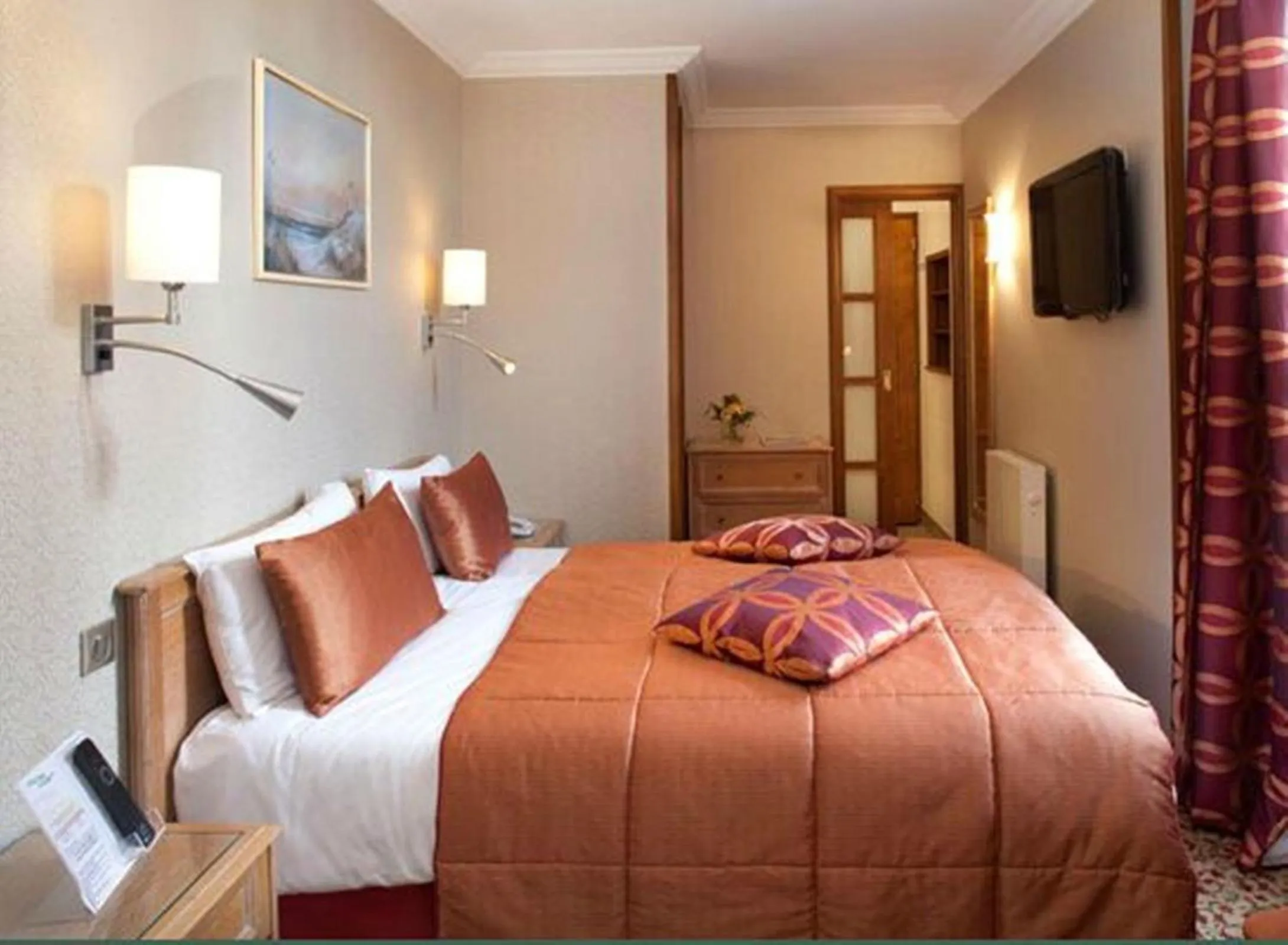 Photo of the whole room, Bed in Hôtel la Croix Blanche