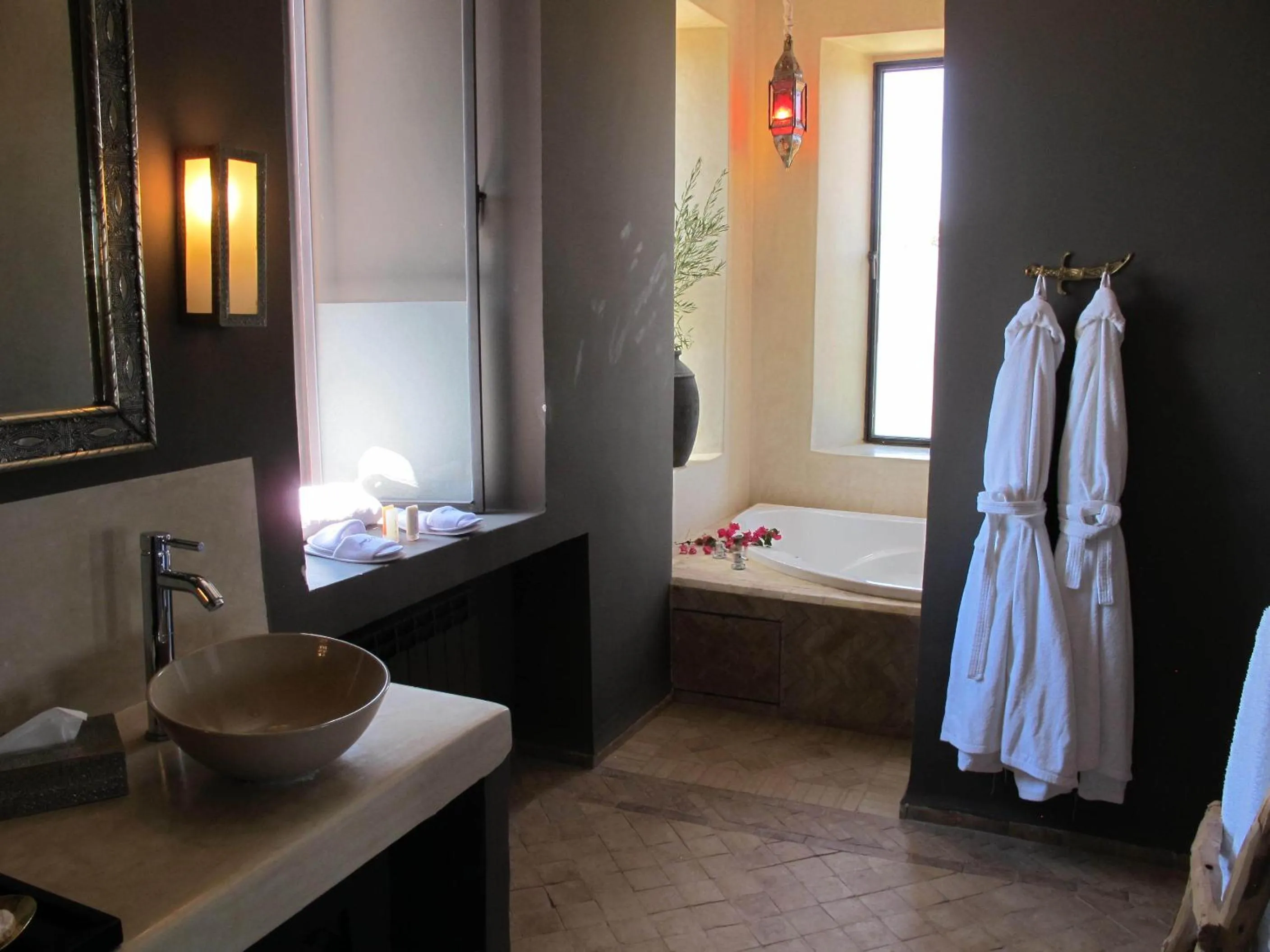 Bathroom, Bed in The Capaldi Hotel, Restaurant & Spa