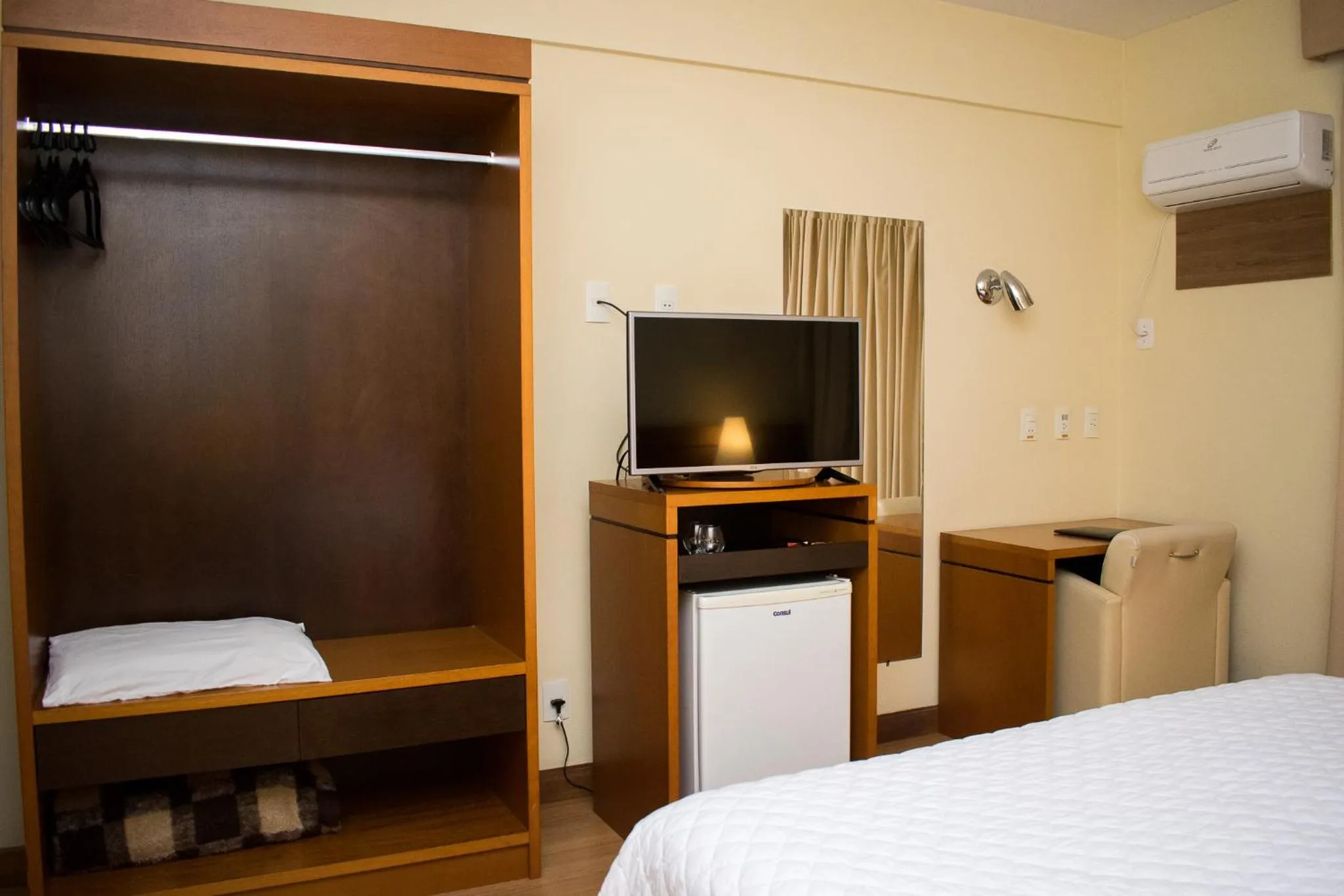 Bed in Hotel Jacques Georges Business