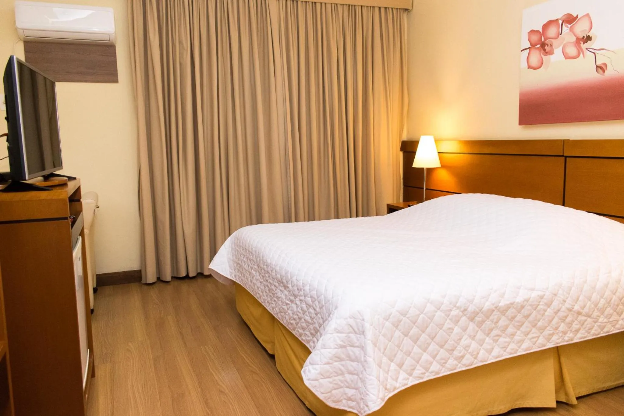 Bed in Hotel Jacques Georges Business