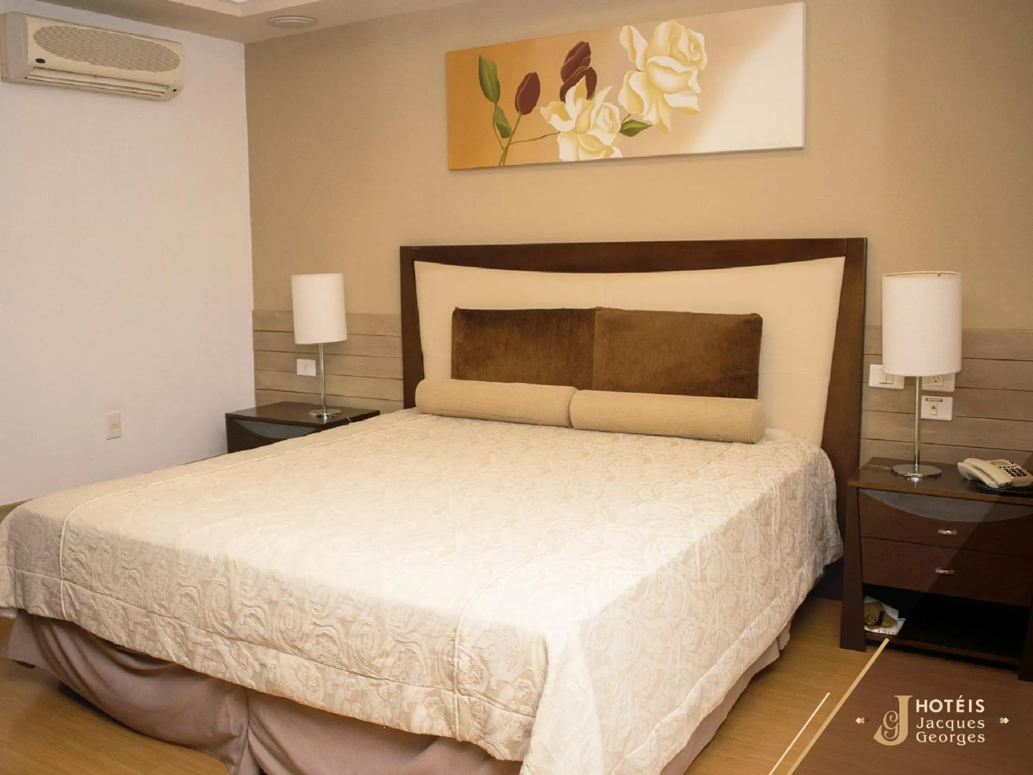 Bed in Hotel Jacques Georges Business