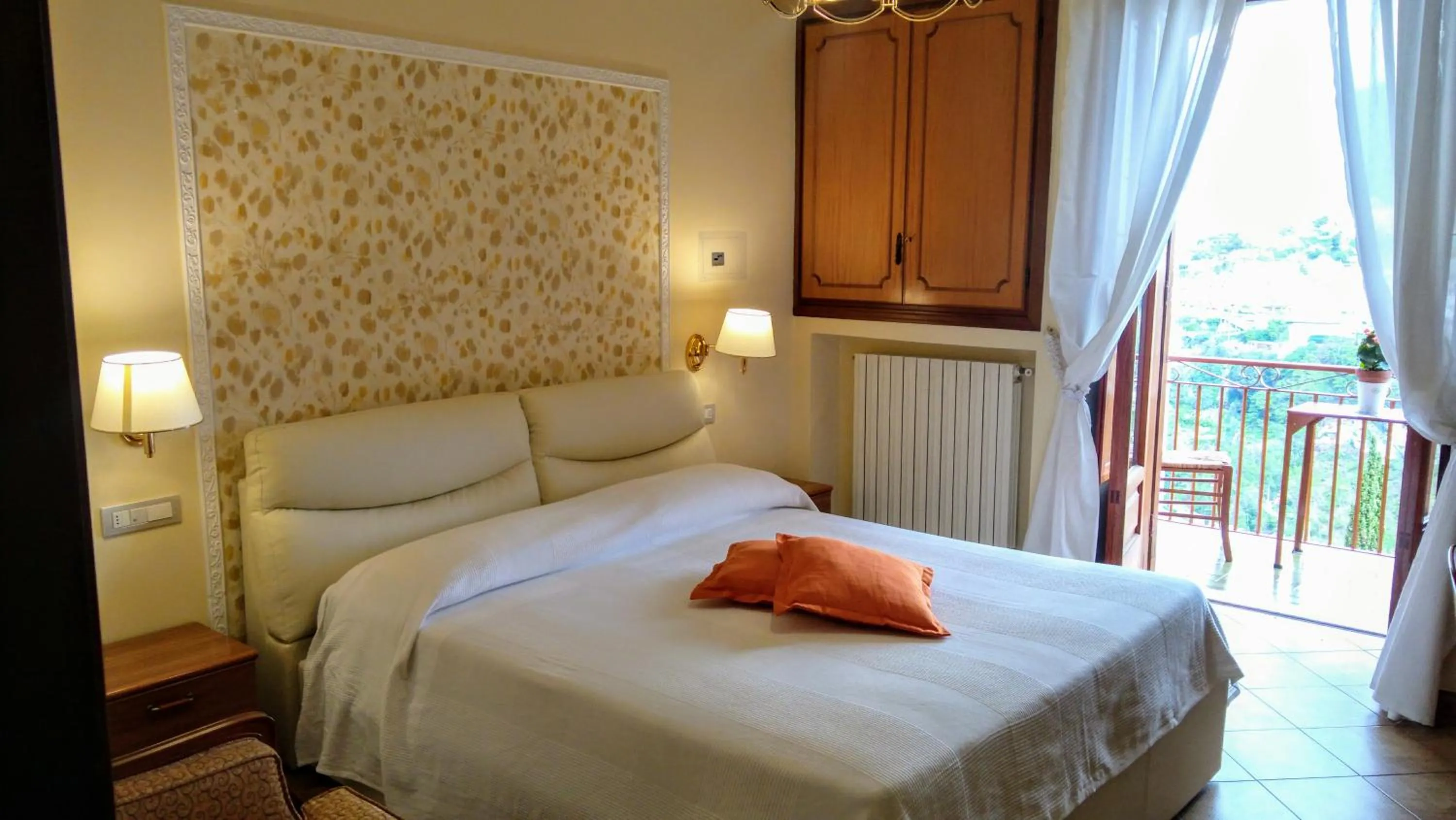 Photo of the whole room, Bed in Ravello View