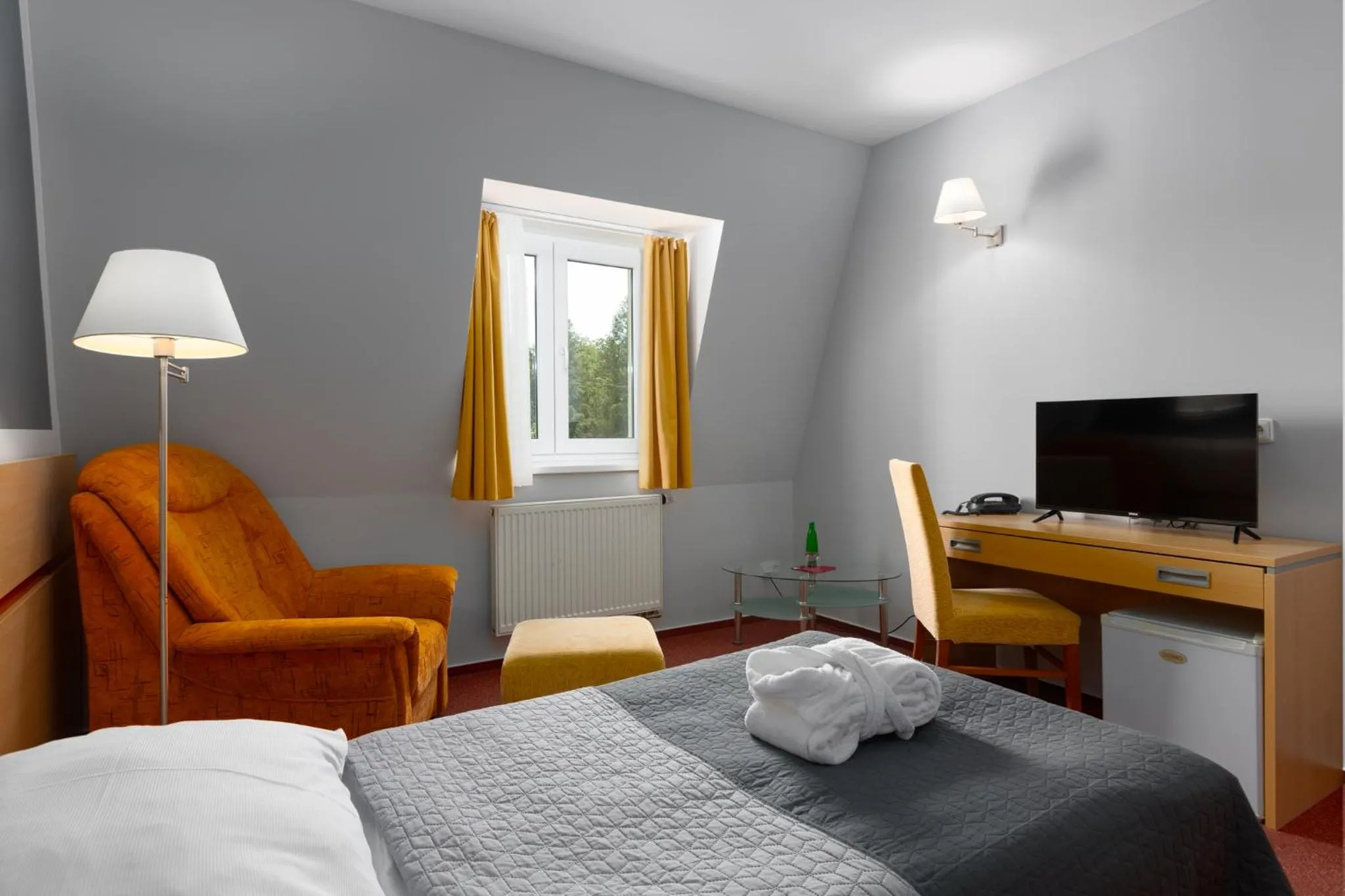 Photo of the whole room, Bed in Kurhotel Brussel