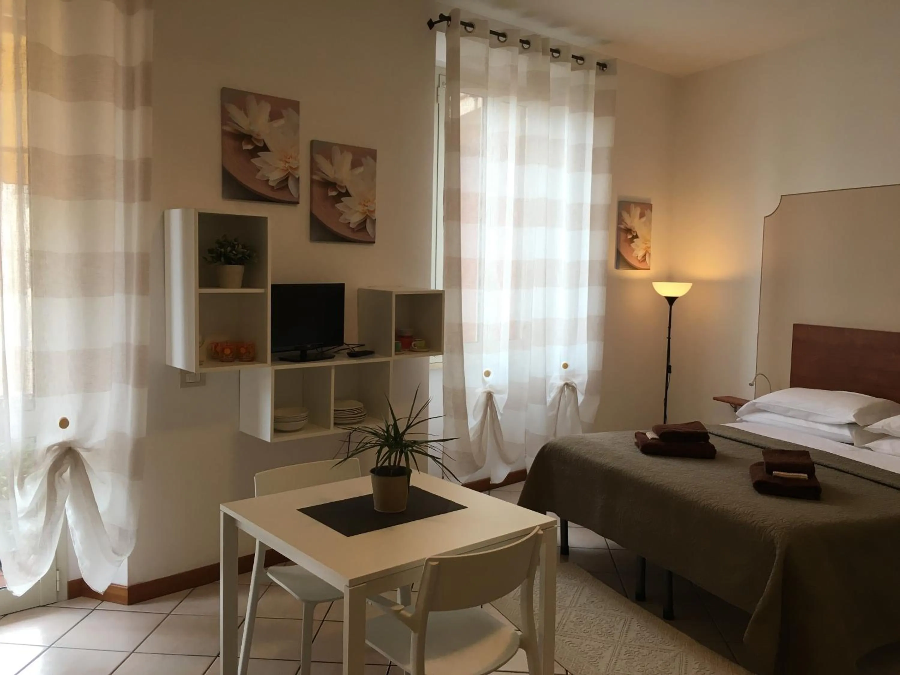 Photo of the whole room, Bed in Residence Gloria